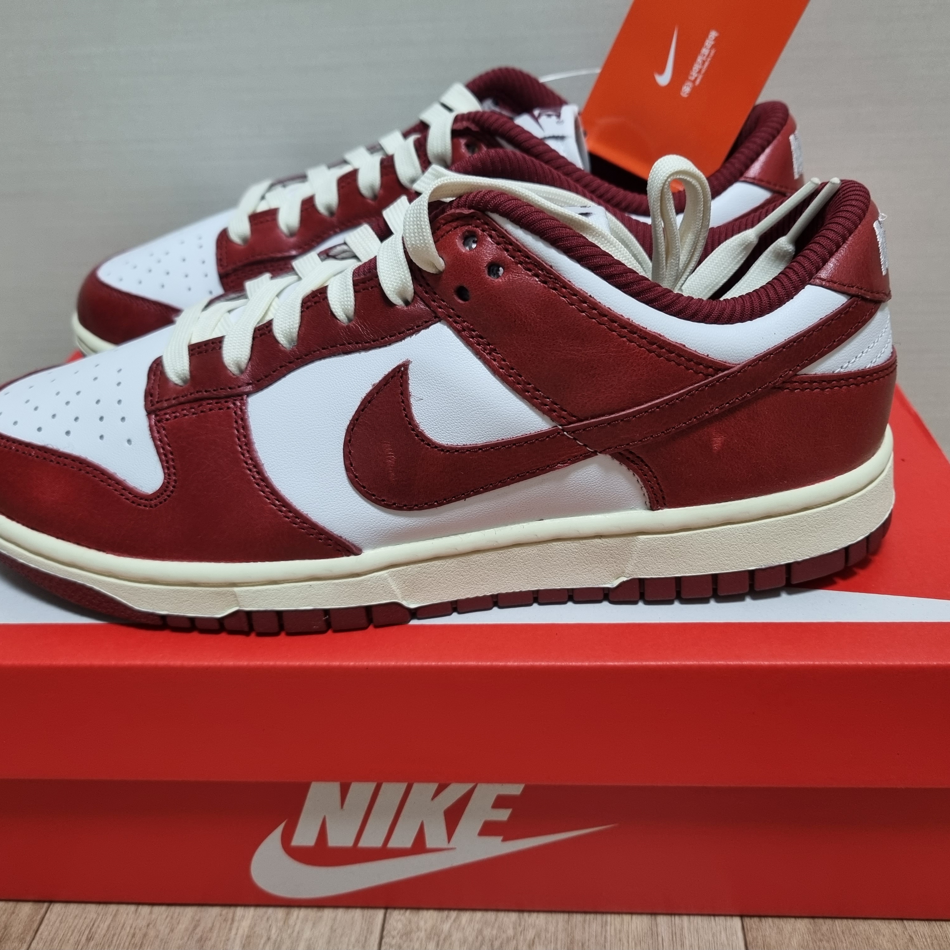 (W) Nike Dunk Low Retro PRM Team Red and White 착용 스타일