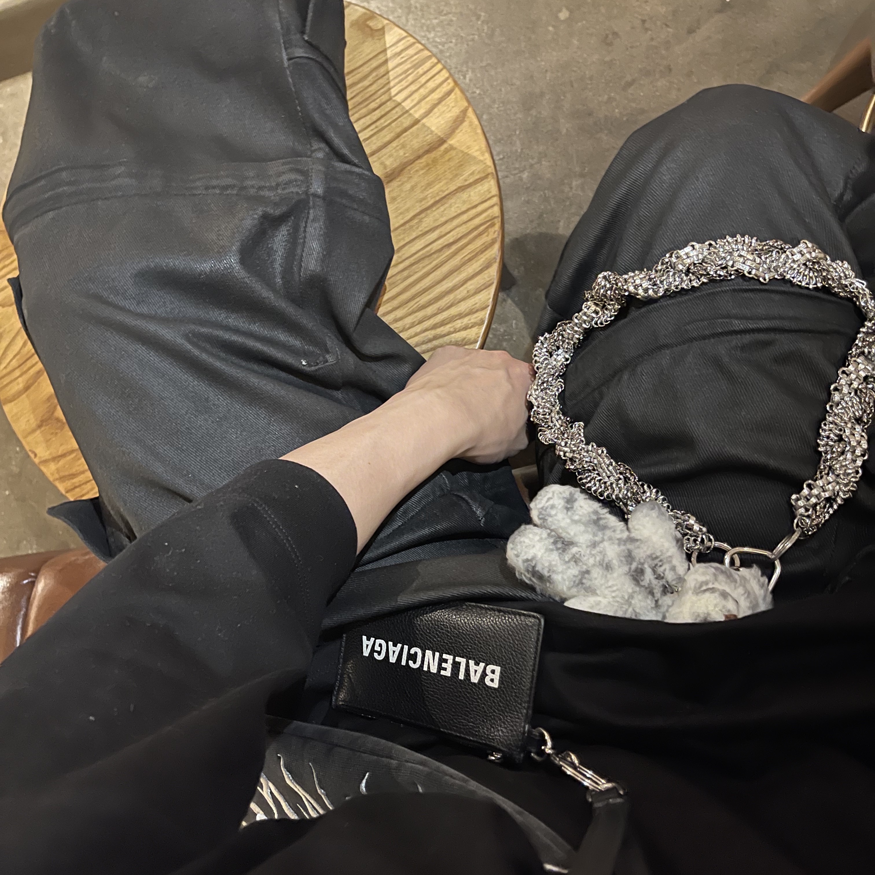 Project G/R Oversized Convertible Cargo Pants Coated Black, Balenciaga XL Army Boots Full Eva Black 착용 스타일 - 3