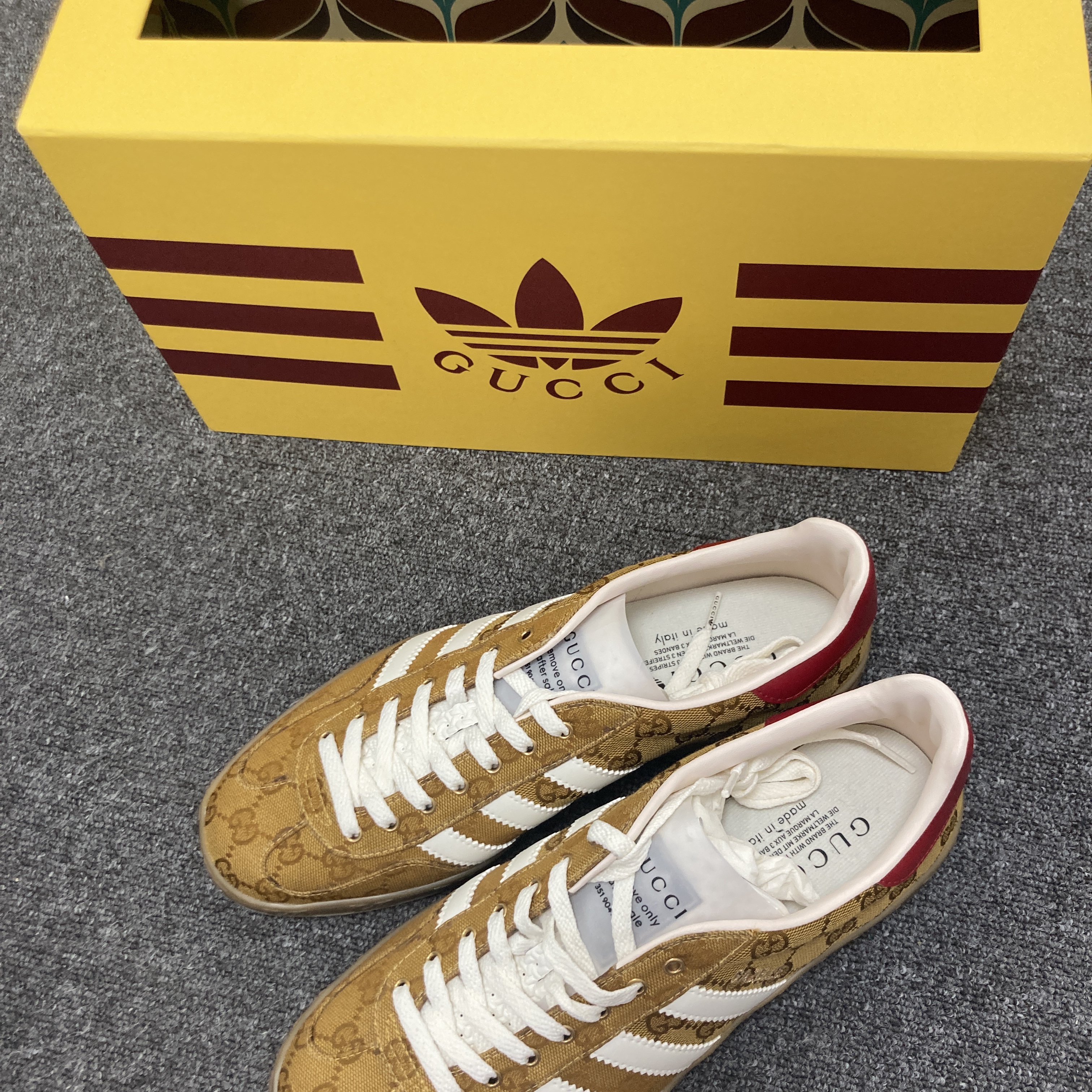Gucci x Adidas Gazelle Sneakers Yellow White 착용 스타일 - 2