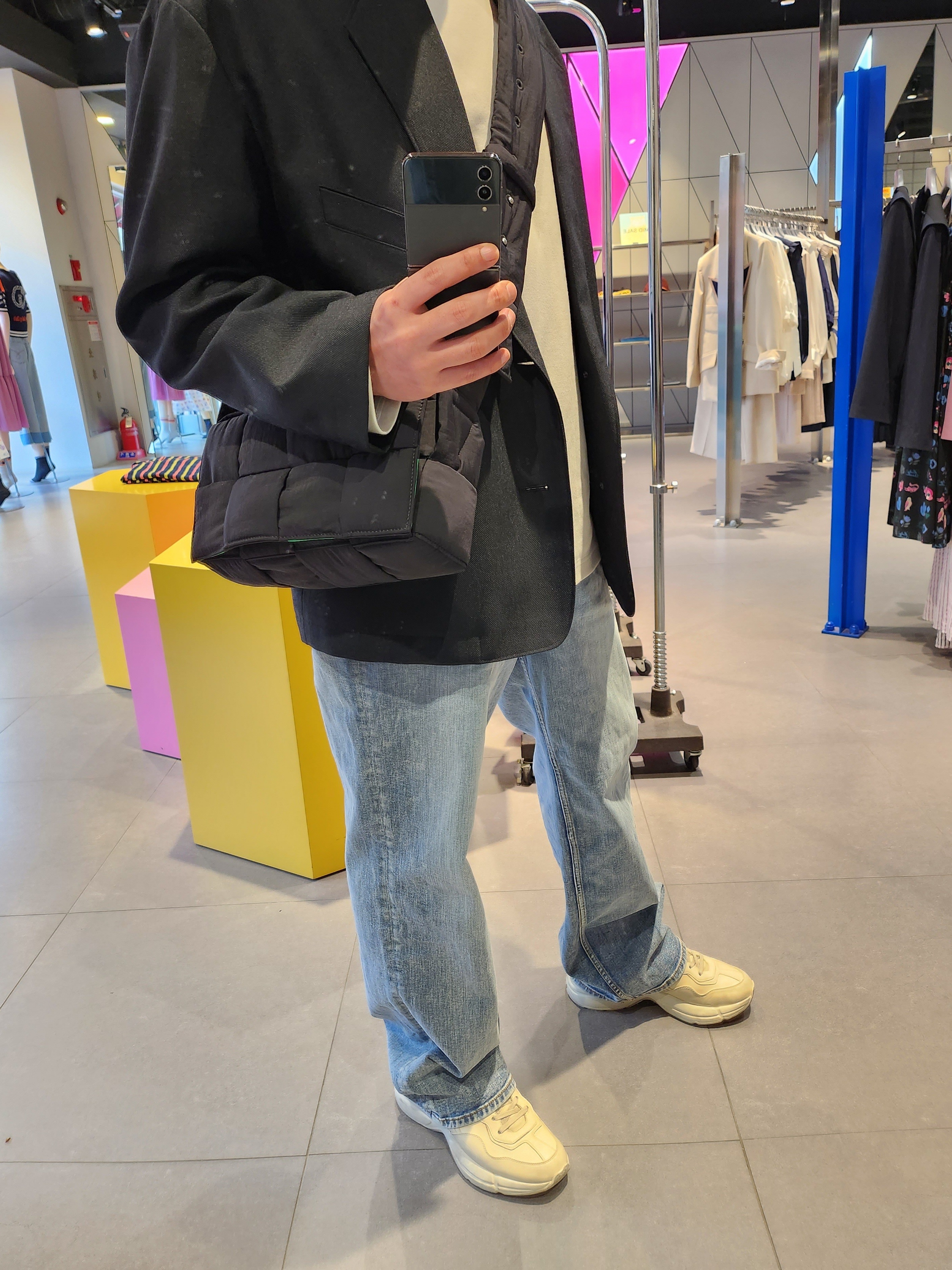 Bottega Veneta Padded Tech Cassette Black Parakeet, Gucci Rhyton Leather Sneakers Distressed Ivory 착용 스타일