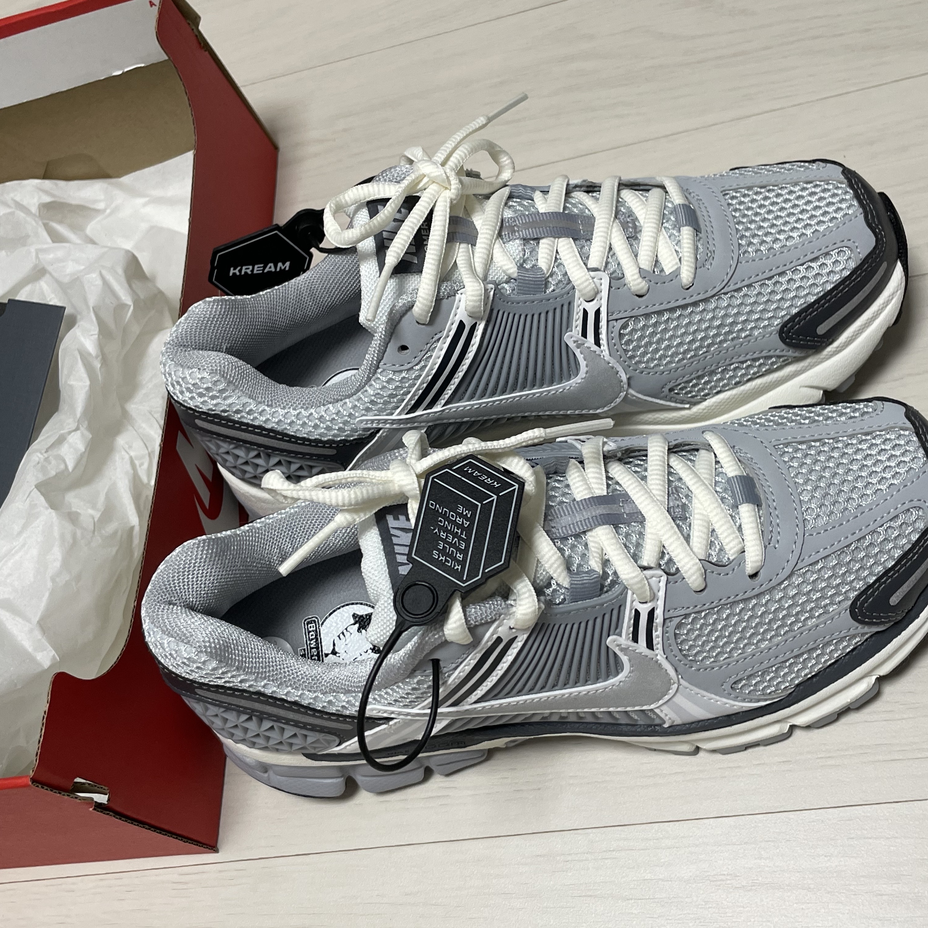 (W) Nike Zoom Vomero 5 Pure Platinum Metallic Silver 착용 스타일 - 4