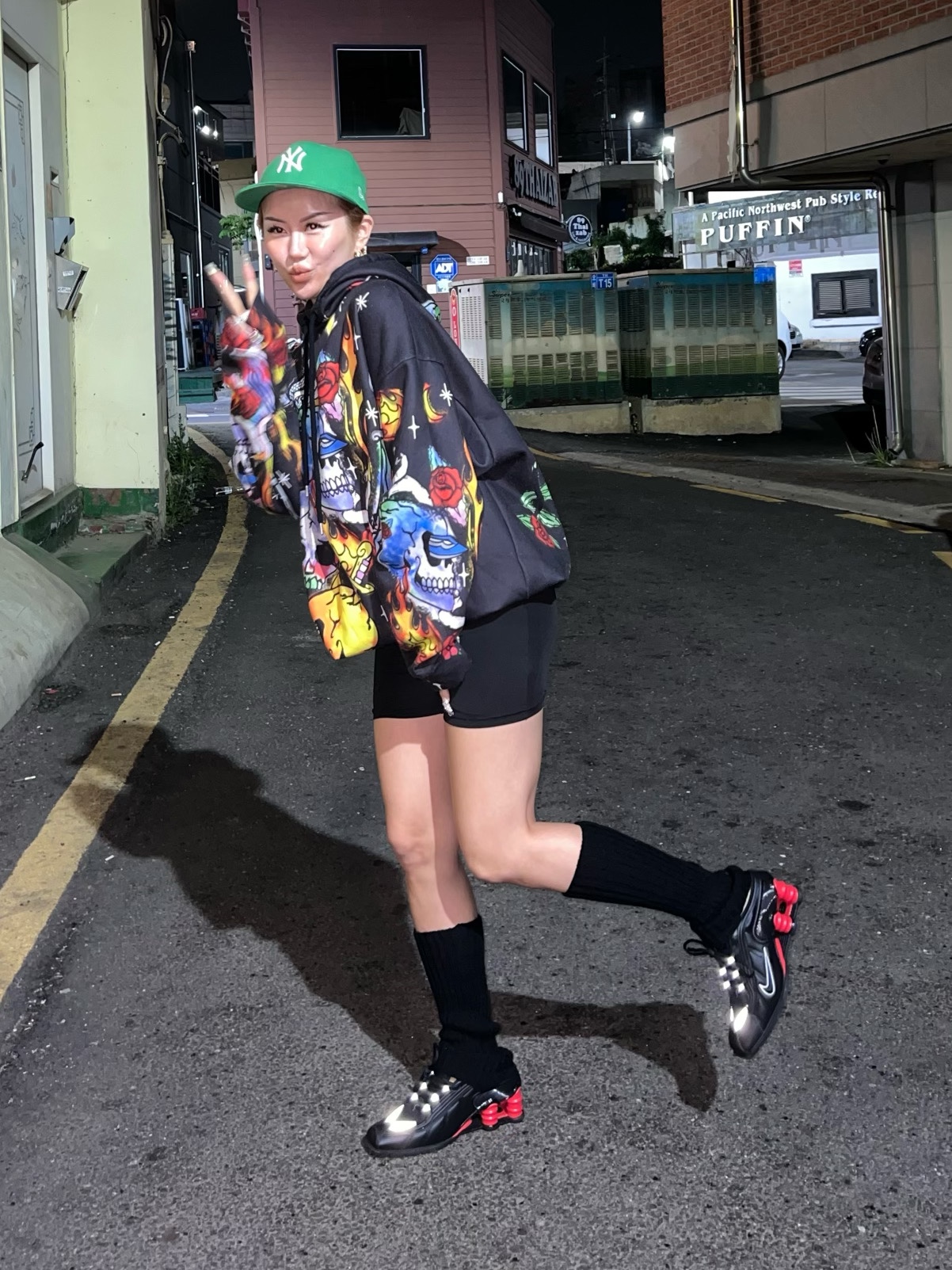 Nike x Martine Rose Shox MR4 Black 착용 스타일 - 2