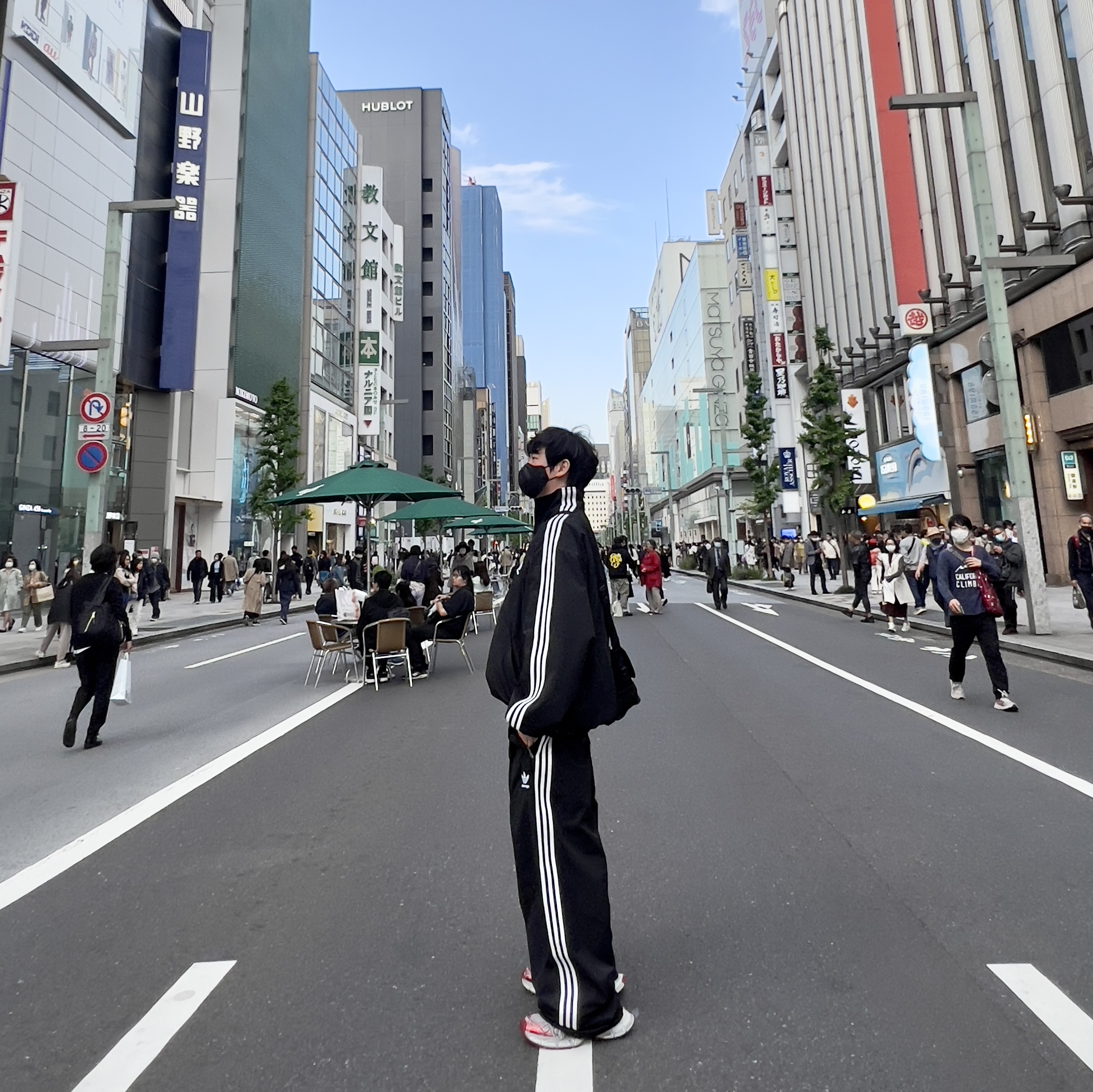 Balenciaga x Adidas Performance Poplin Tracksuit Jacket Black, Balenciaga x Adidas Tracksuit Trousers Black 착용 스타일 - 1