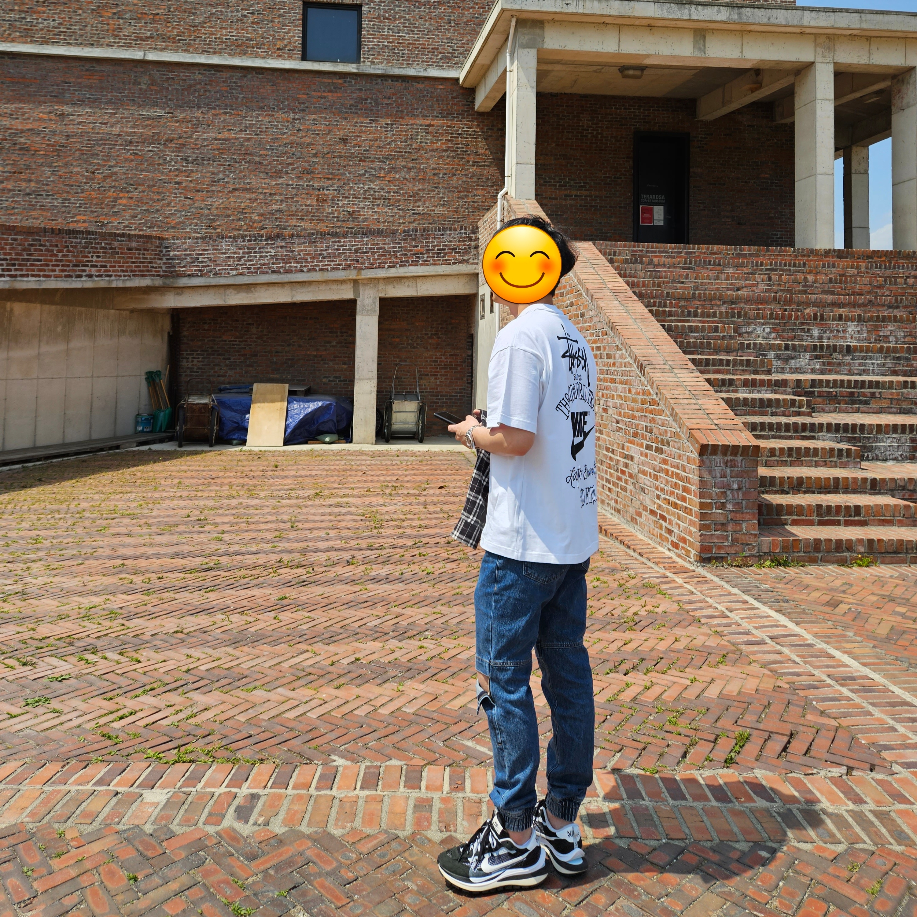 Nike x Stussy T-Shirt White (DV1774-100), Nike x Sacai VaporWaffle Black White 착용 스타일 - 2