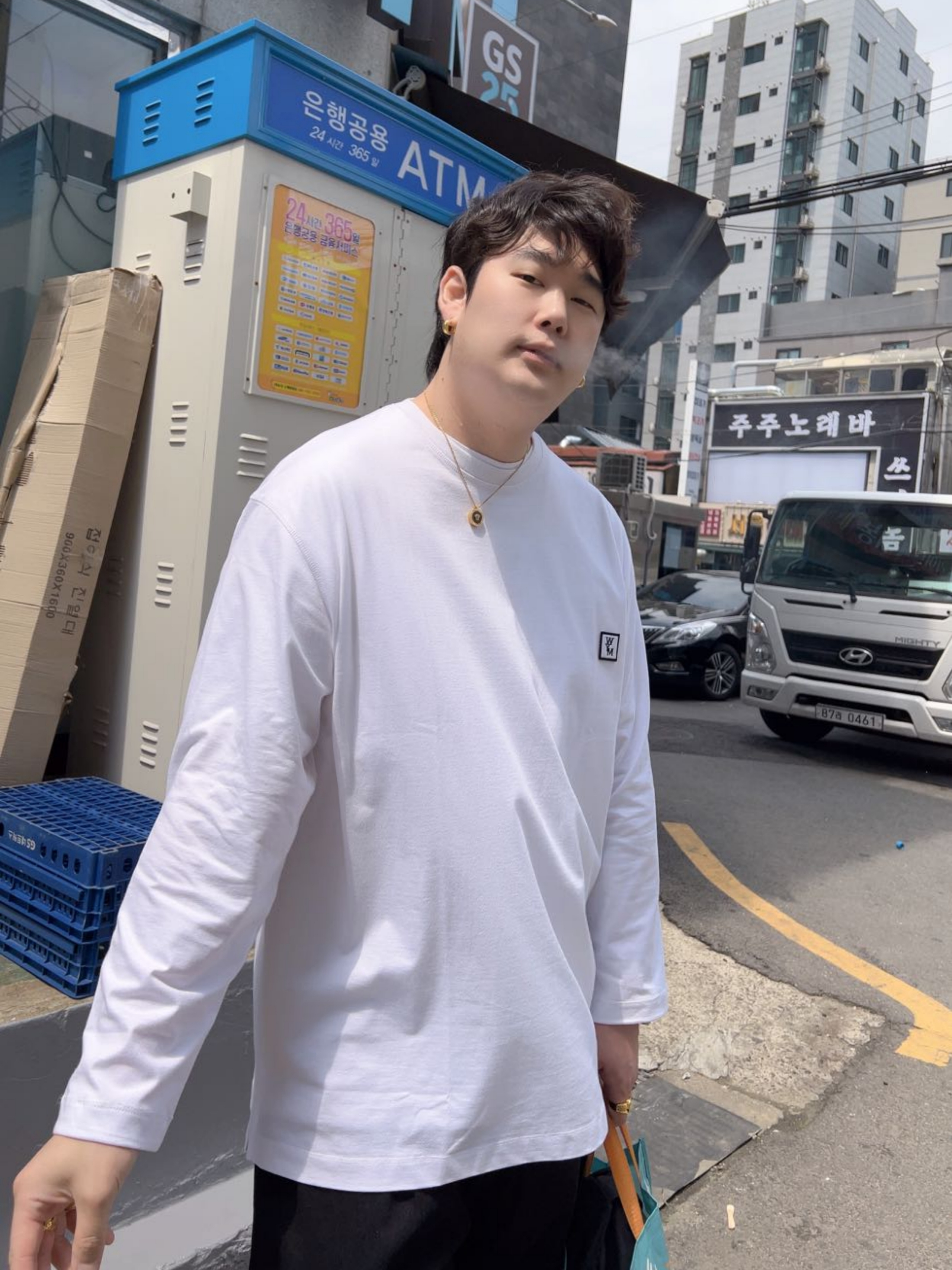 Wooyoungmi Cotton Long Sleeve Back Logo T-Shirt White - 22FW, Adidas Yeezy Boost 350 V2 Zebra 2017/2019/2020 착용 스타일 - 2