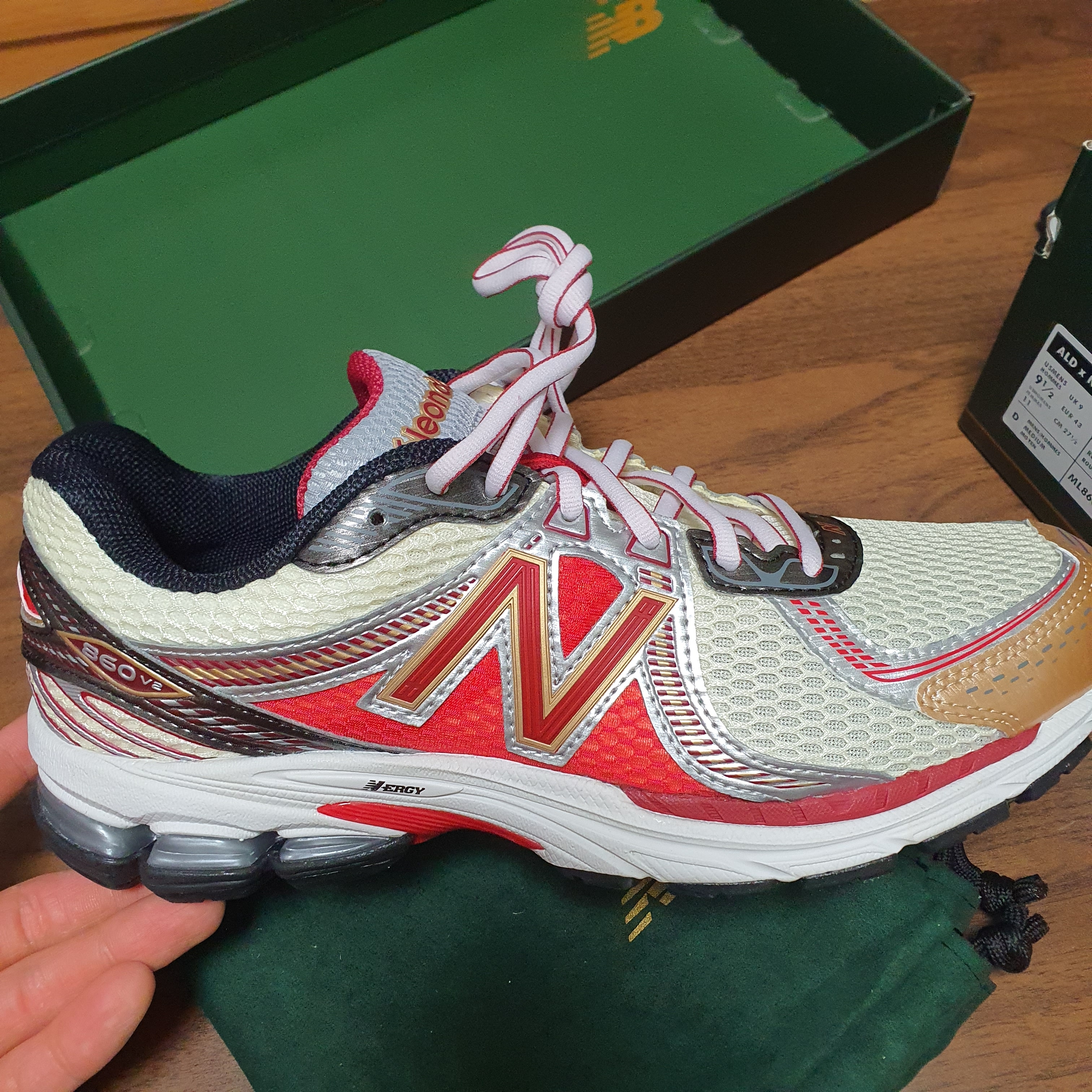 New Balance x Aime Leon Dore 860v2 Red 착용 스타일 - 3