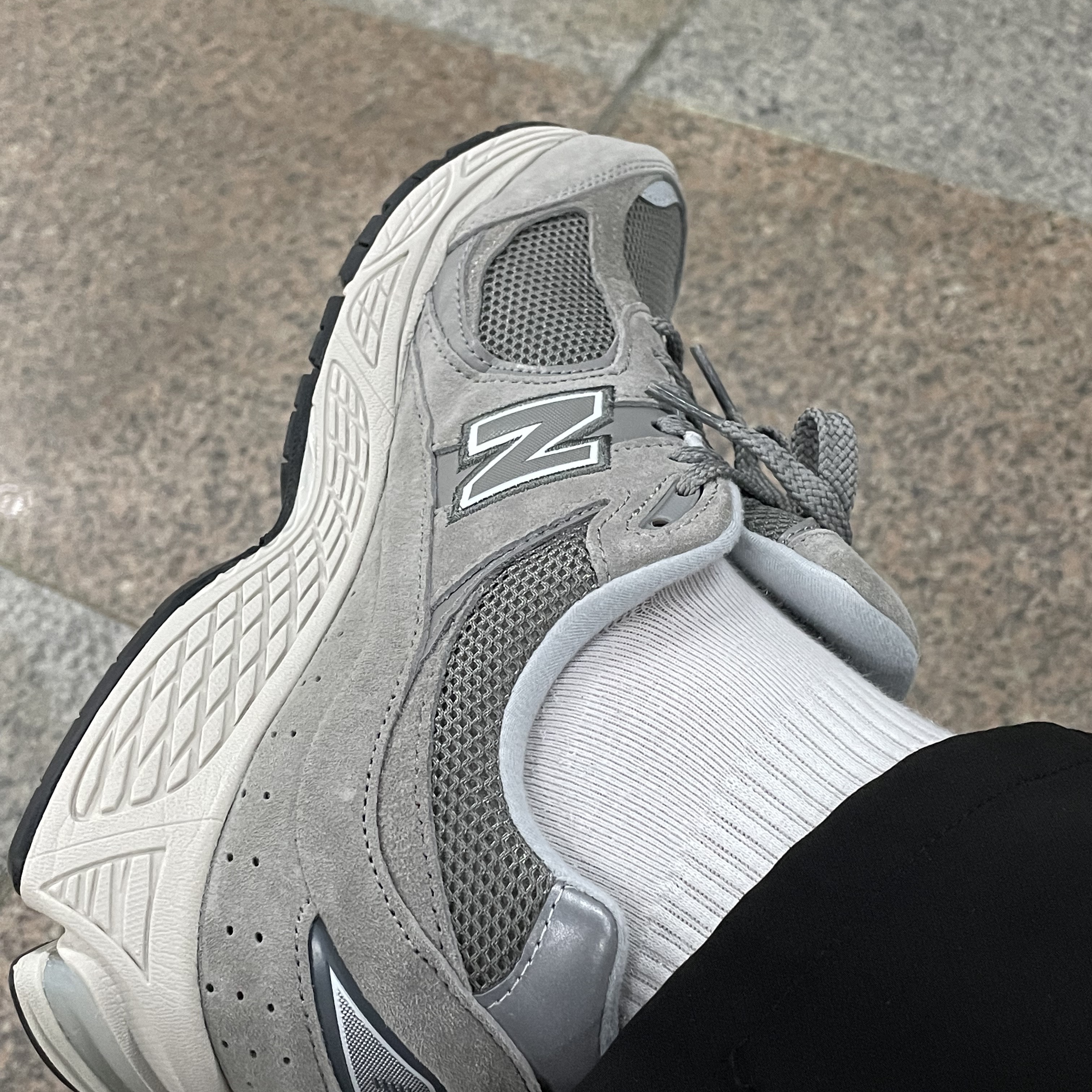 New Balance 2002R Grey 착용 스타일