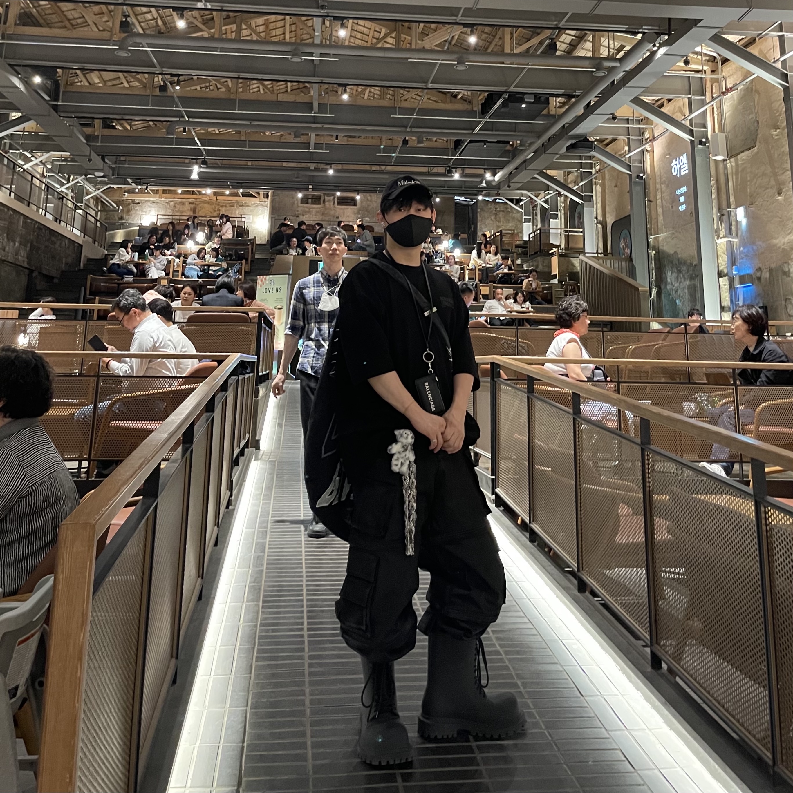 Project G/R Oversized Convertible Cargo Pants Coated Black, Balenciaga XL Army Boots Full Eva Black 착용 스타일 - 2