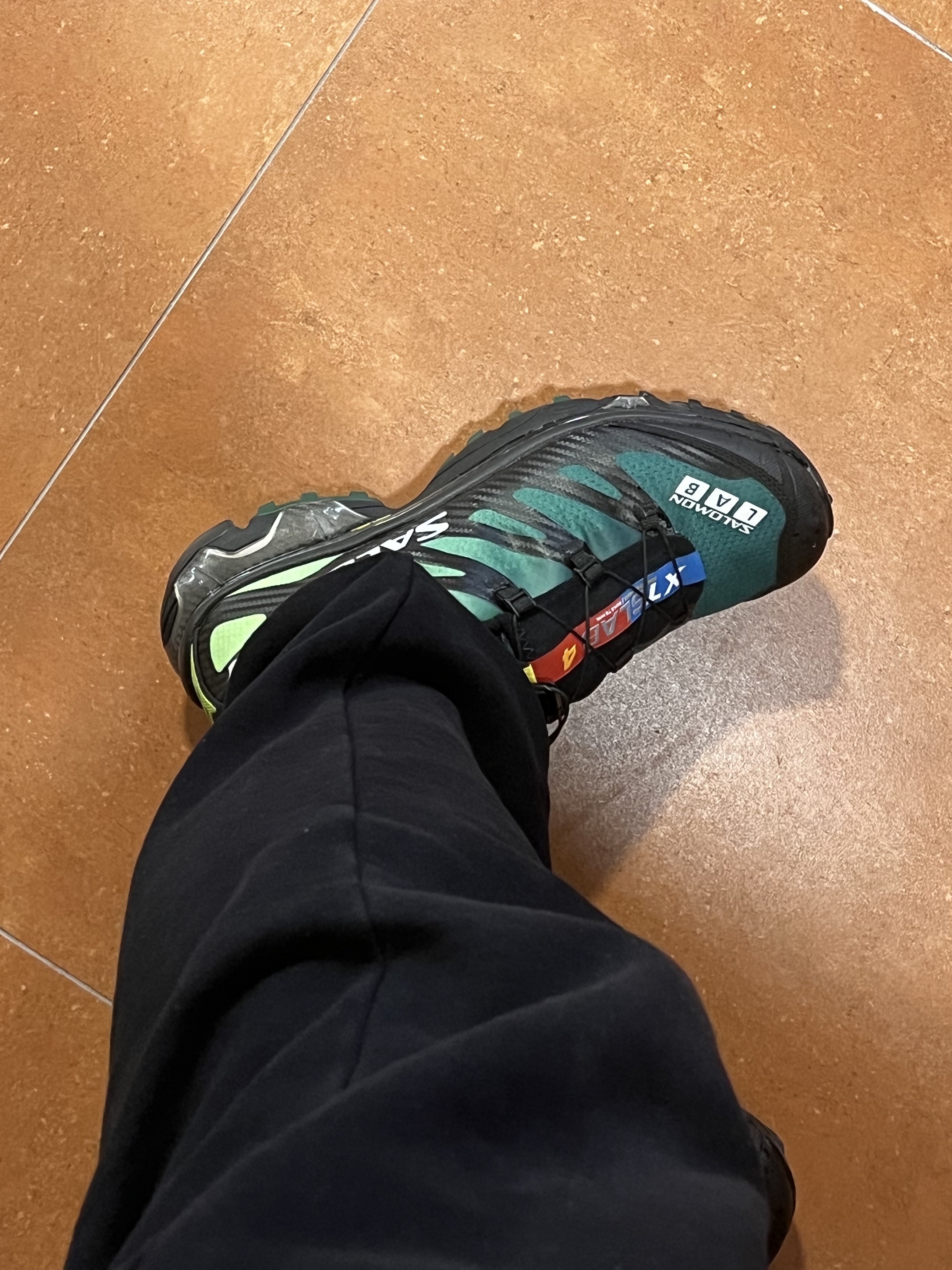 Salomon XT-4 Eden Bright Lime Green 착용 스타일
