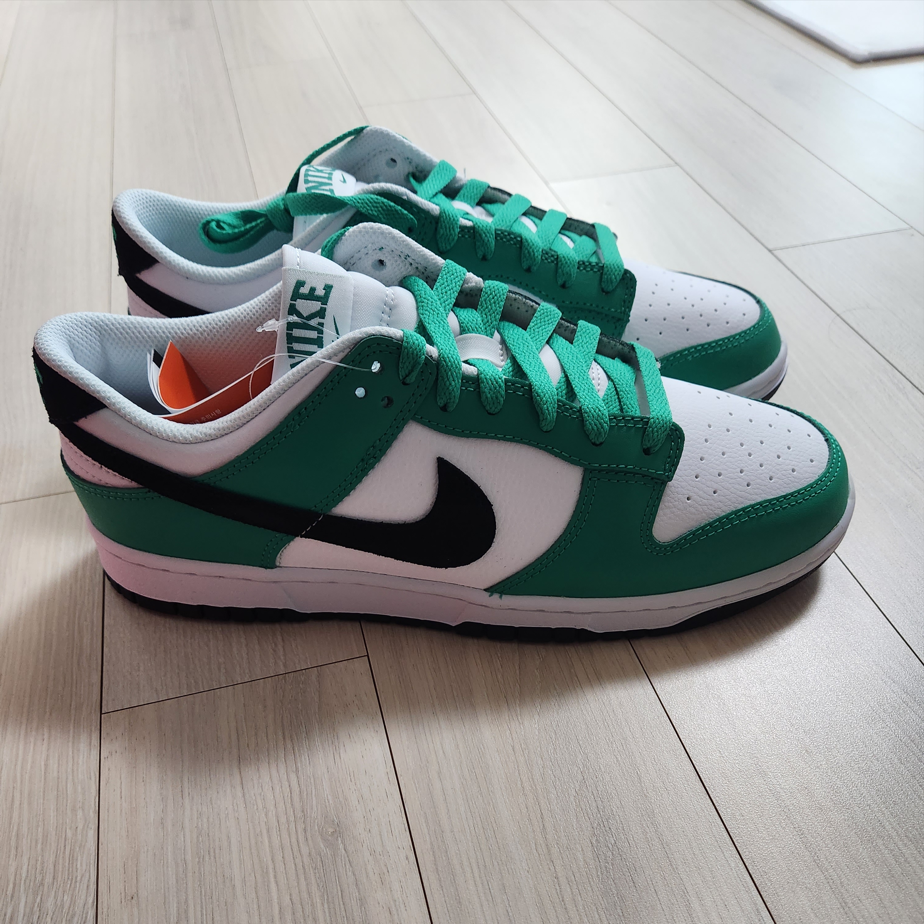 Nike Dunk Low White Green 착용 스타일