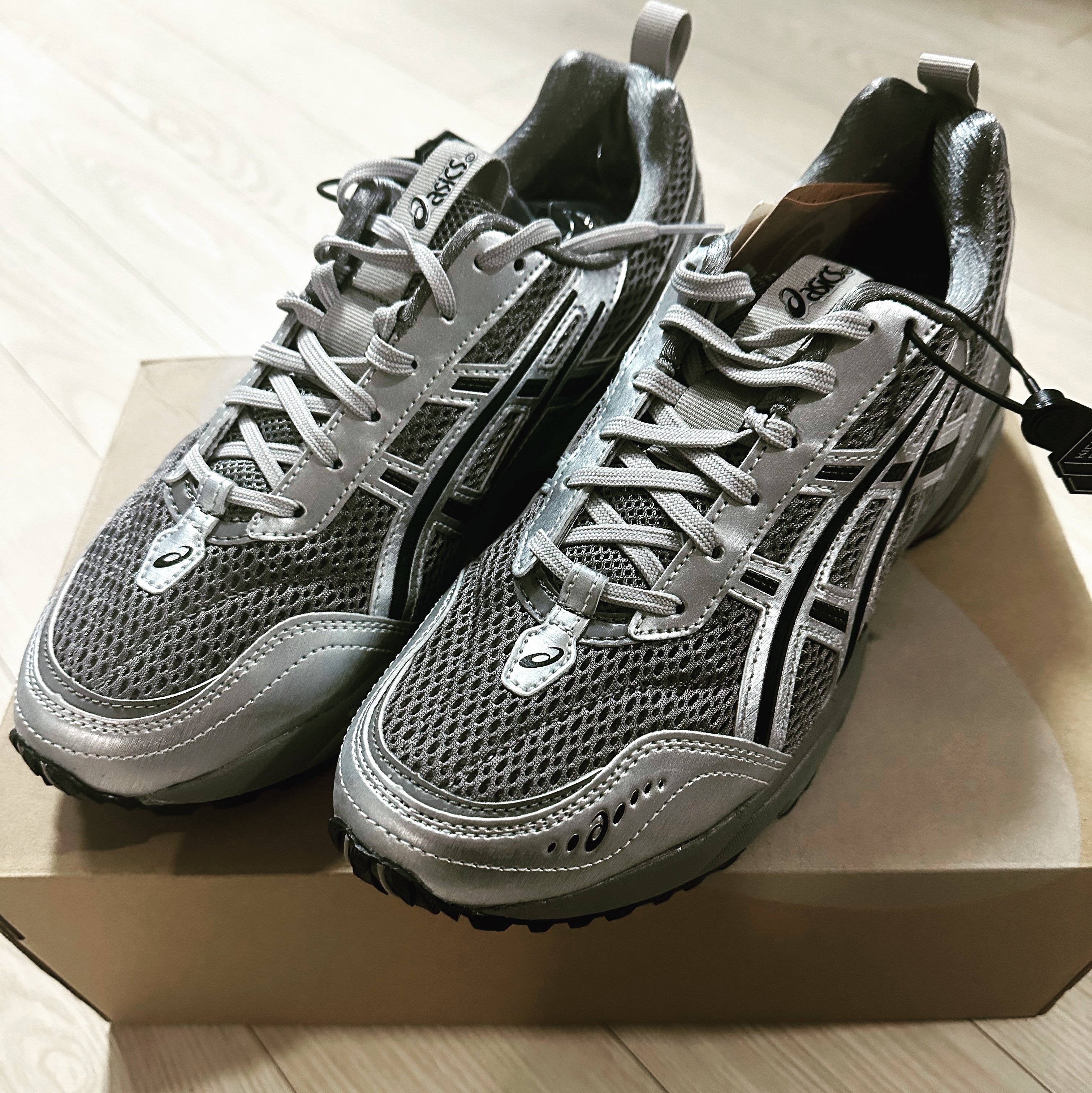 Asics x Freja Wewer Gel-1090 V2 Clay Grey Pure Silver 착용 스타일