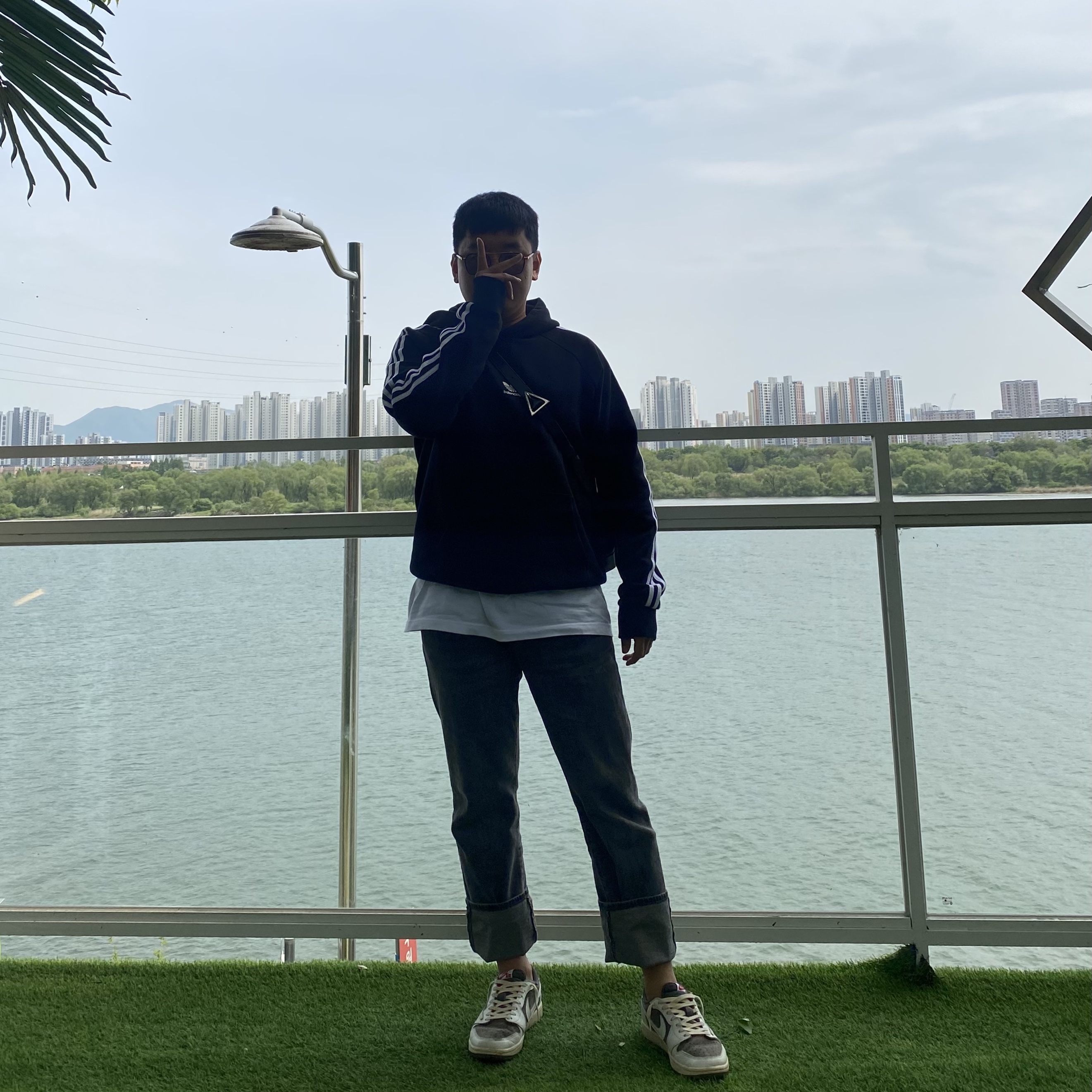 Balenciaga x Adidas Zip-Up Hoodie Small Fit Black, Bottega Veneta Small Leather Cassette Black 착용 스타일