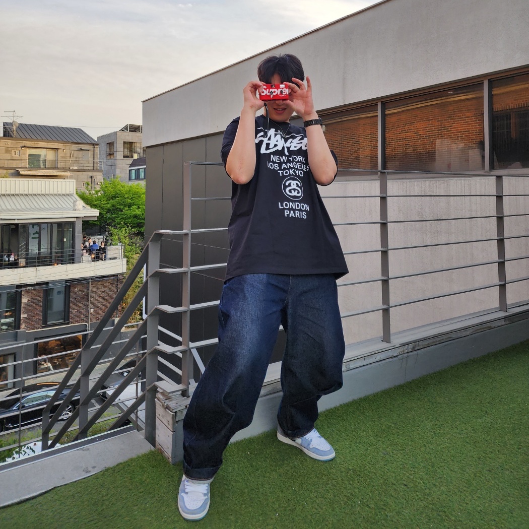 Stussy World Tour T-Shirt Black 2023, Supreme Yashica MF-1 Camera Red - 21SS 착용 스타일