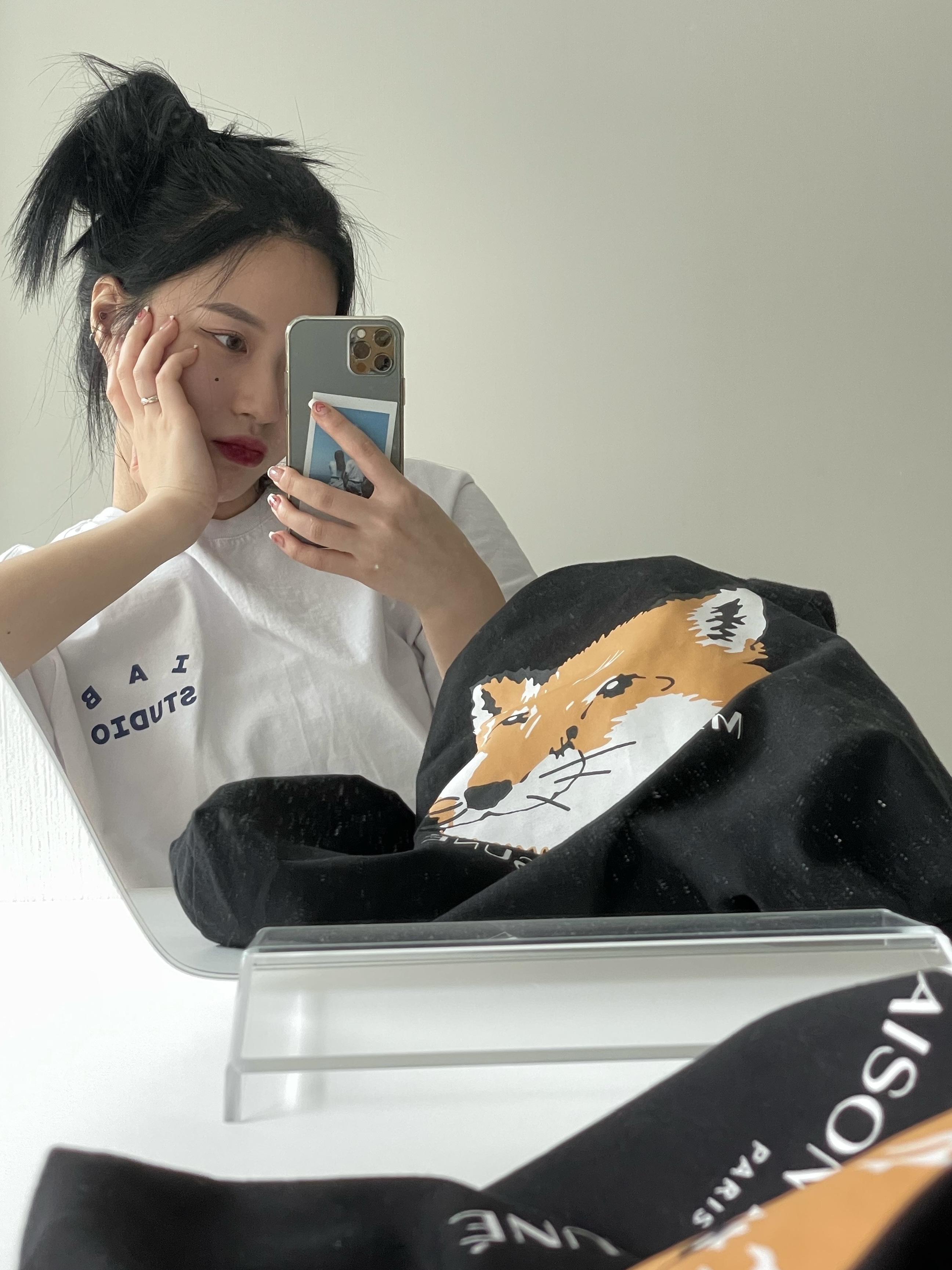메종 키츠네 폭스 헤드 토트백 블랙, 아이앱 스튜디오 티셔츠 화이트 네이비 - 22FW 착용 스타일 - 3