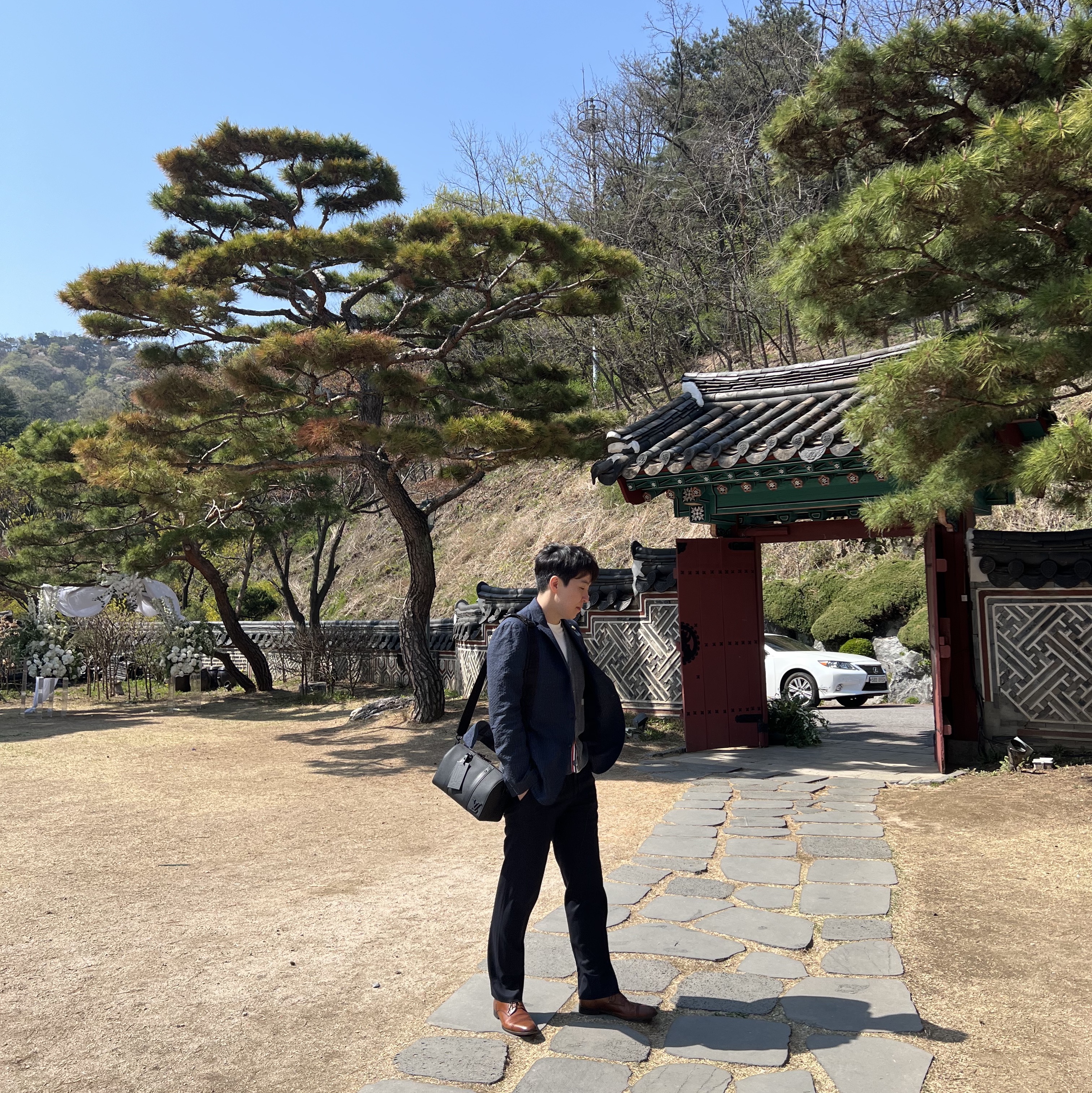 톰브라운 코튼 브이넥 사선 가디건 토날 그레이 착용 스타일 - 2