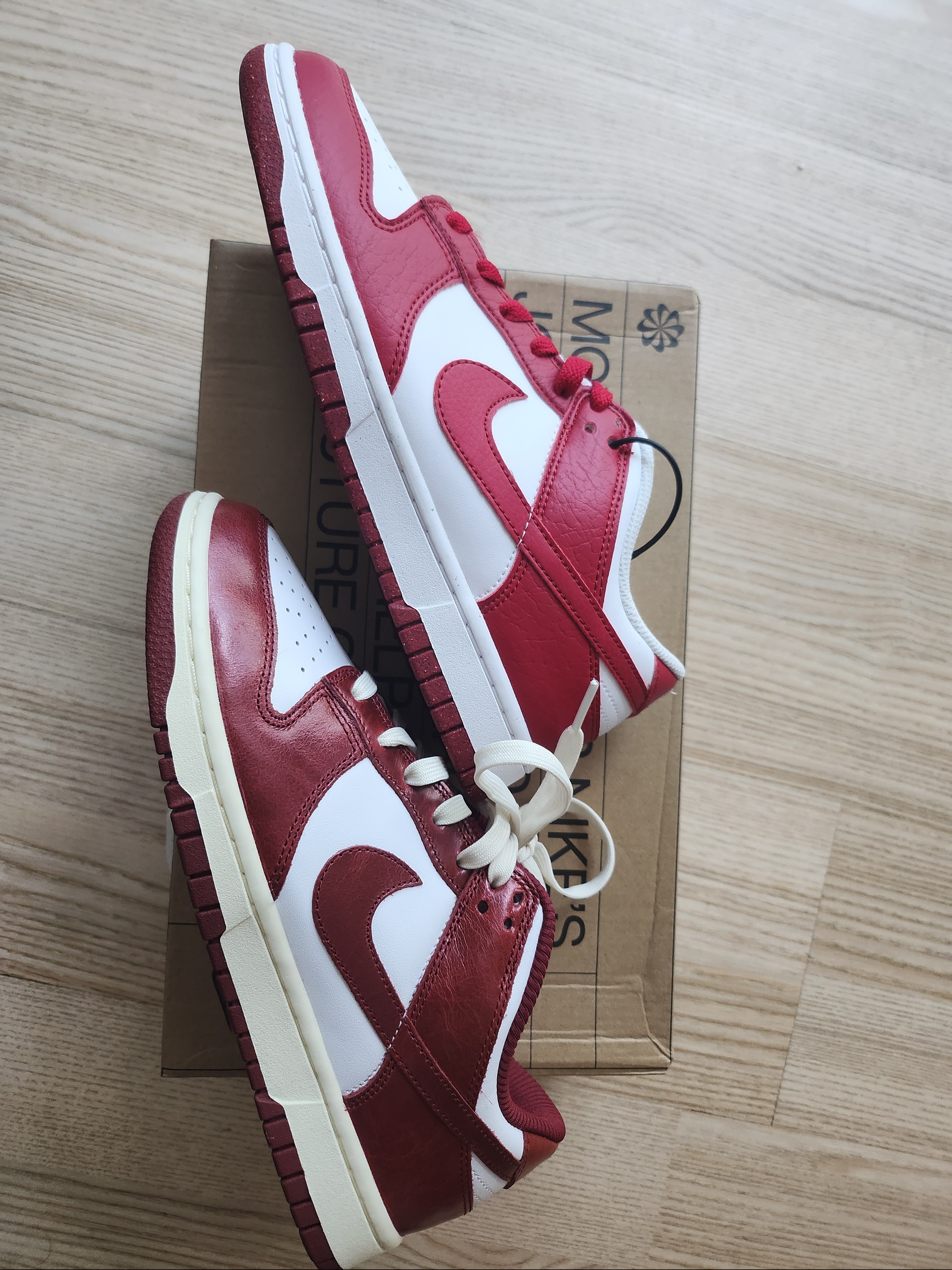(W) Nike Dunk Low Retro PRM Team Red and White, (W) Nike Dunk Low Next Nature Gym Red 착용 스타일 - 2