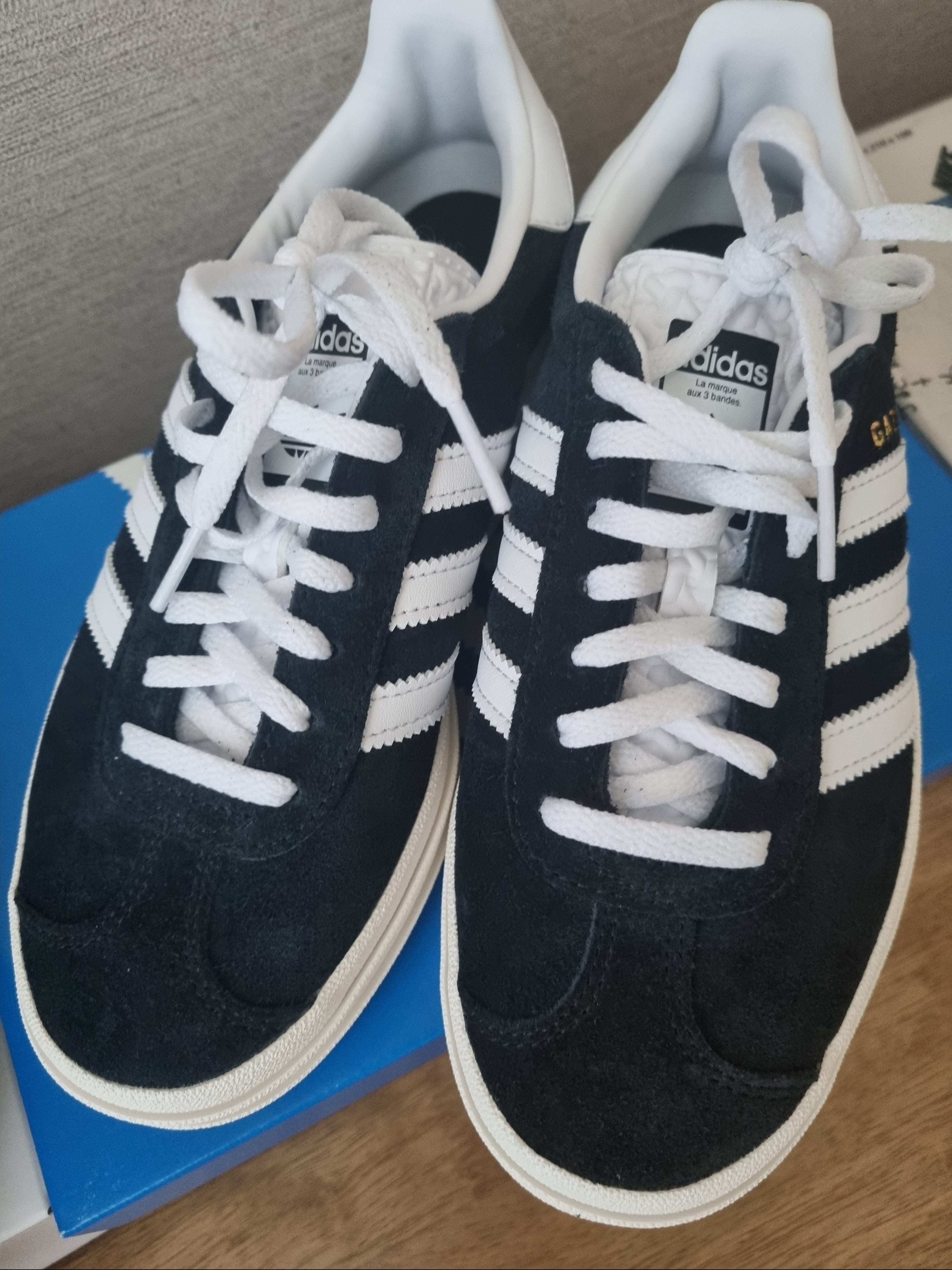 (W) Adidas Gazelle Bold Core Black Cloud White 착용 스타일