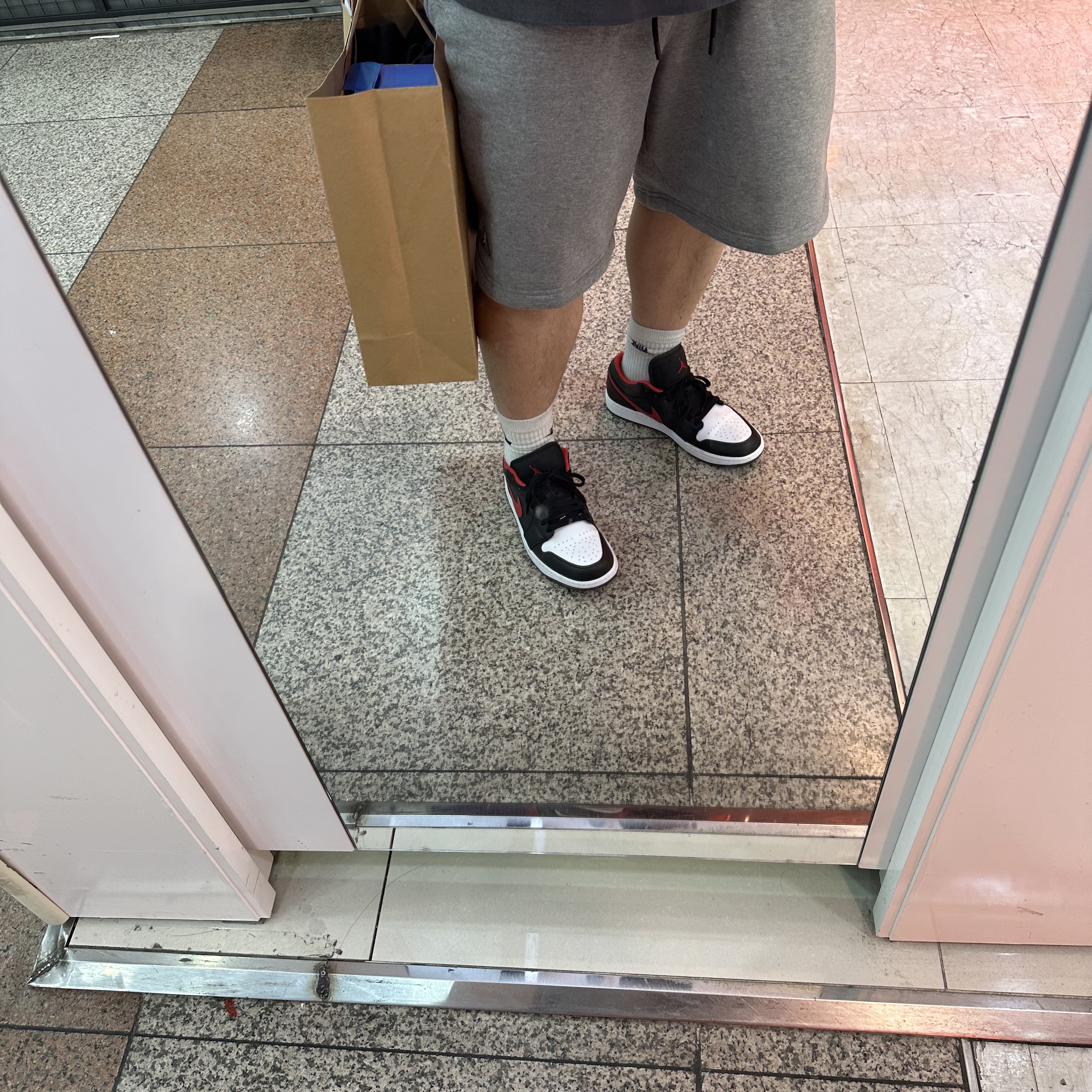 Jordan 1 Low Black Fire Red 착용 스타일