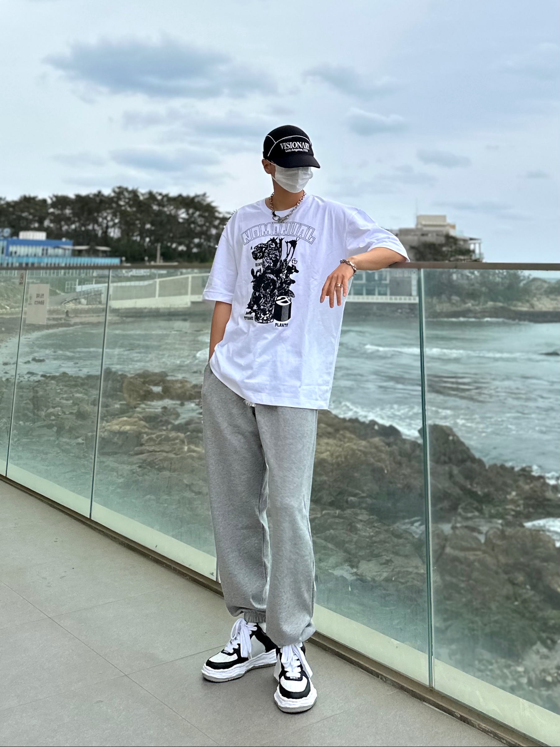 메종 미하라 야스히로 웨인 OG 솔 레더 로우탑 스니커즈 블랙 화이트 착용 스타일 - 2