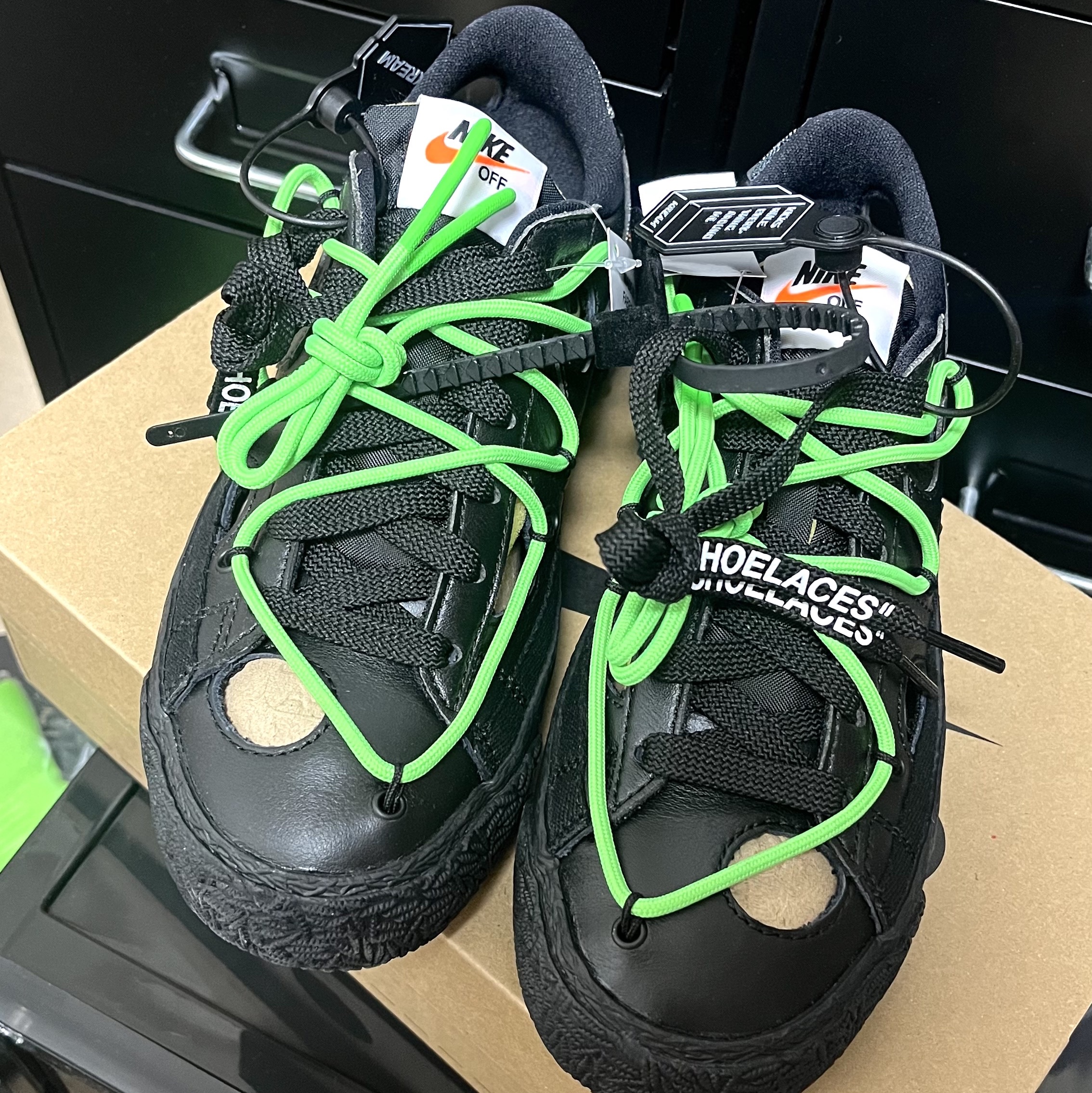 Nike x Off-White Blazer Low '77 Black and Electro Green 착용 스타일