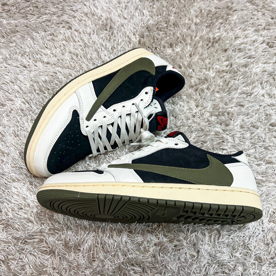 (W) Jordan 1 x Travis Scott Retro Low OG SP Medium Olive, Jordan 1 x Travis Scott Retro Low OG SP Sail and Ridgerock 착용 스타일 - 4