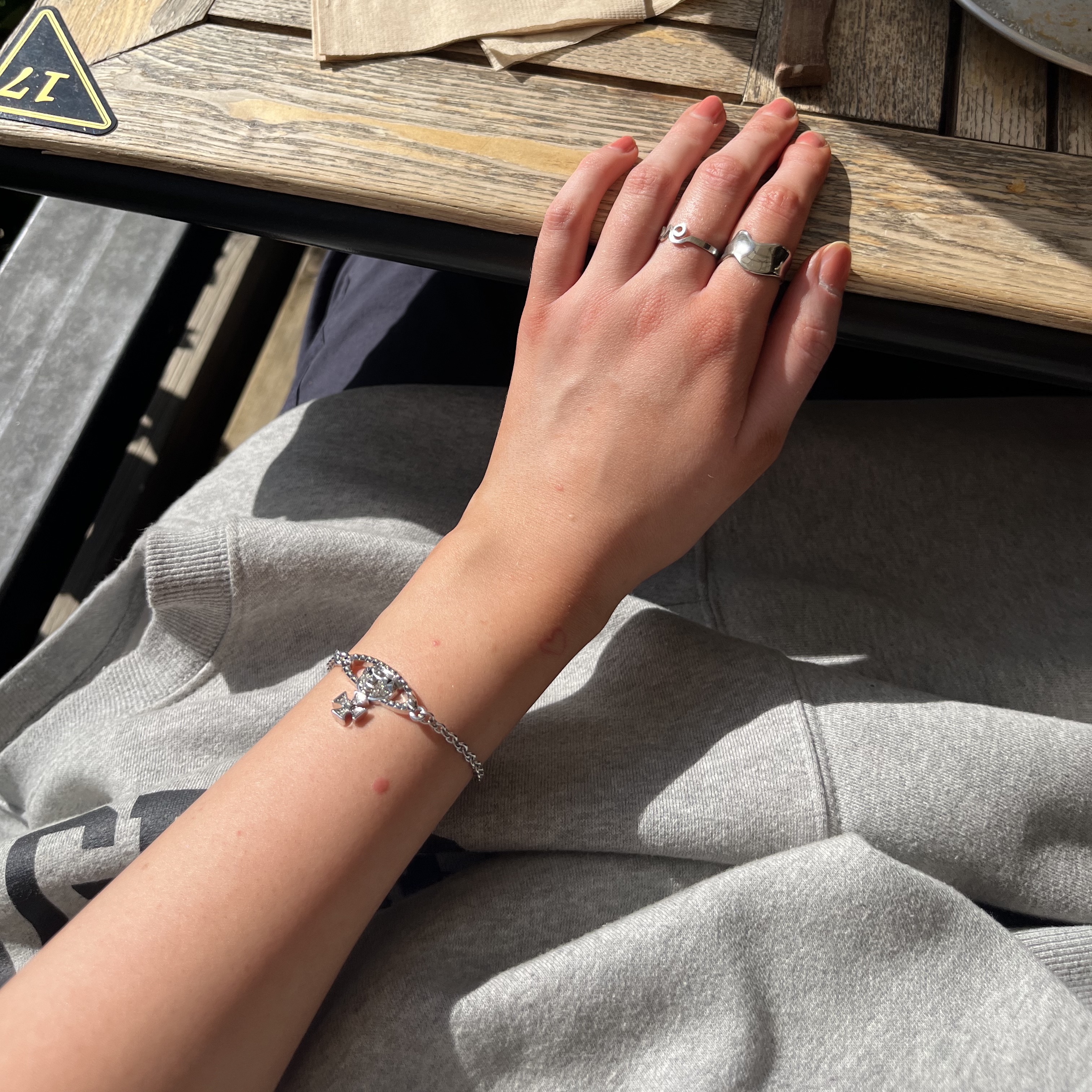 Vivienne Westwood Mayfair Bas Relief Bracelet Silver 착용 스타일