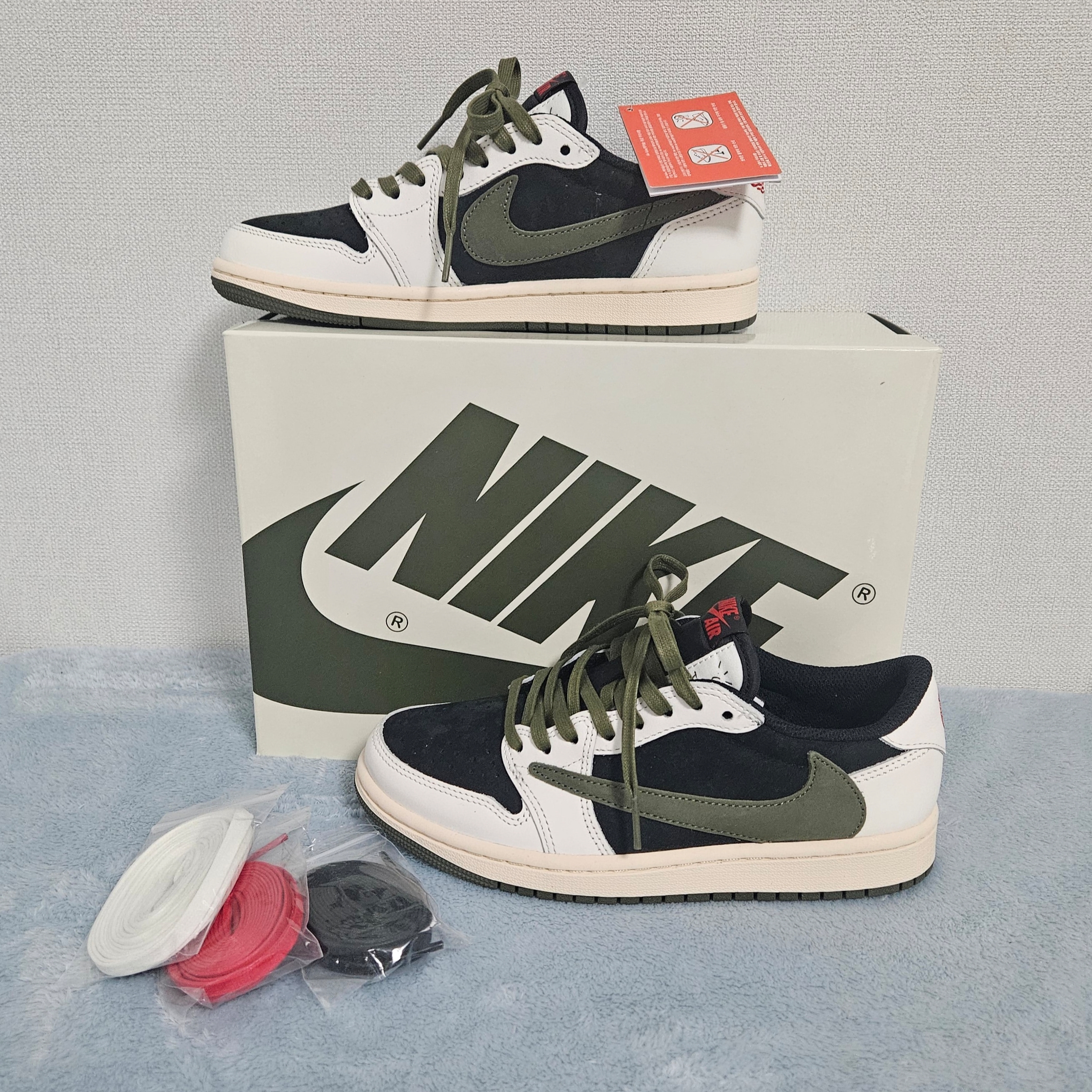 (W) Jordan 1 x Travis Scott Retro Low OG SP Medium Olive 착용 스타일 - 3