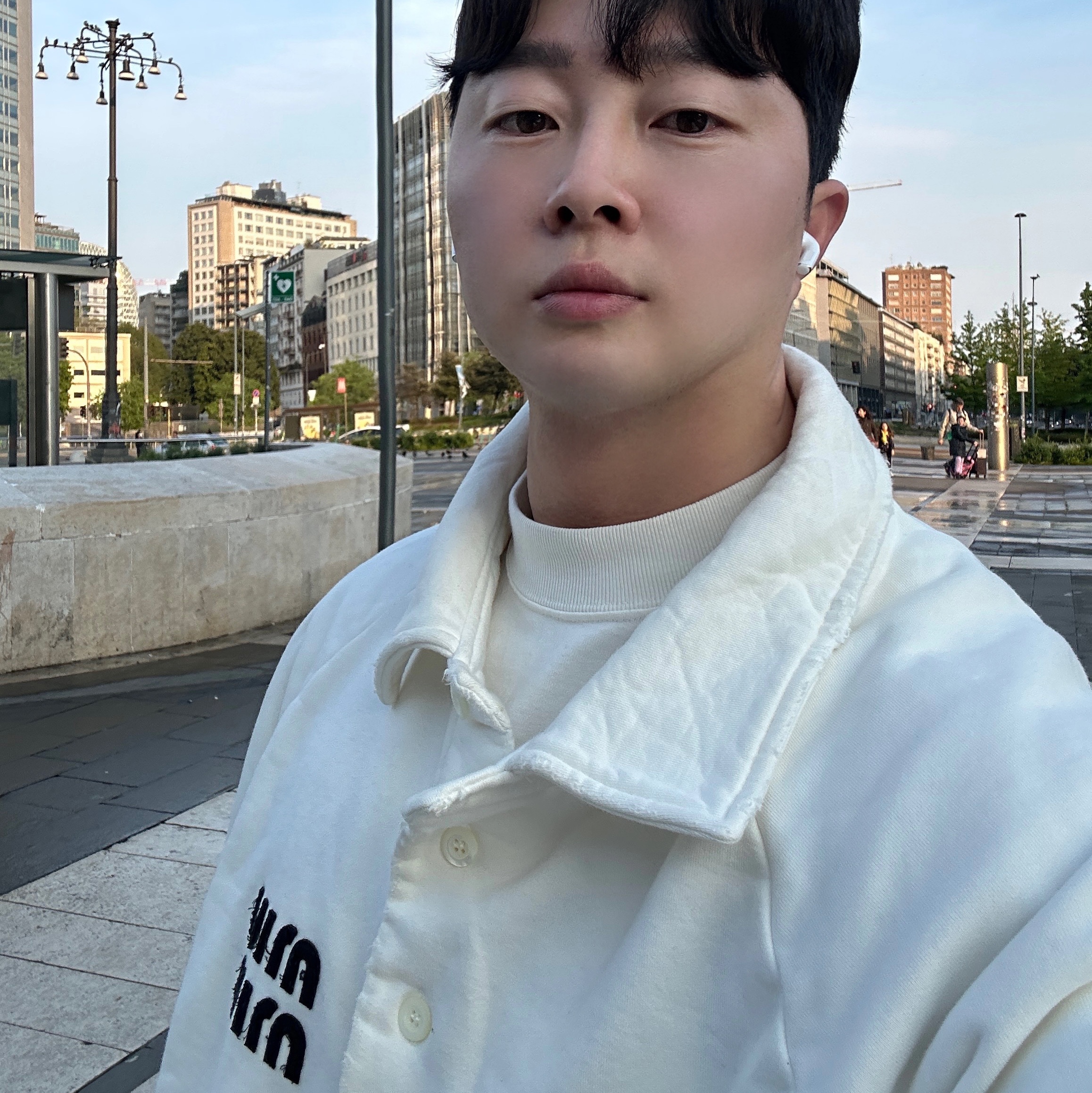 (W) 미우 미우 코튼 폴로 스웨트셔츠 화이트 착용 스타일