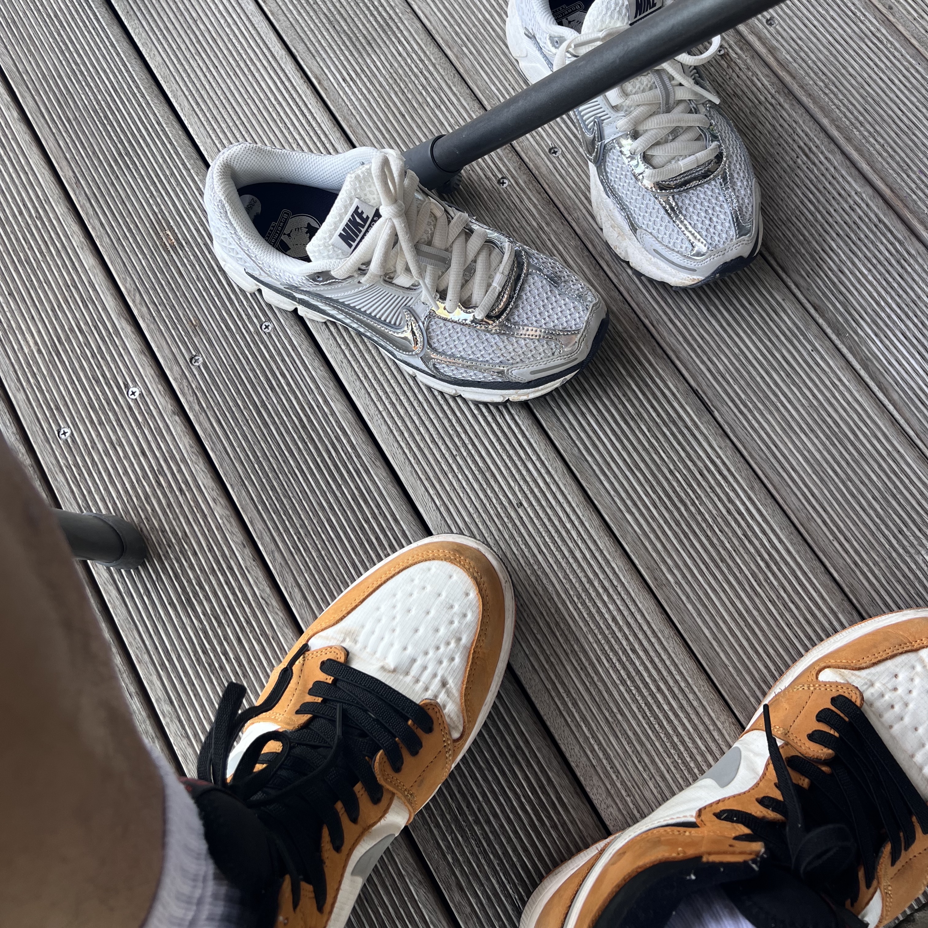 (W) Nike Zoom Vomero 5 Photon Dust and Metallic Silver, Jordan 1 Element Gore-Tex Light Curry 착용 스타일