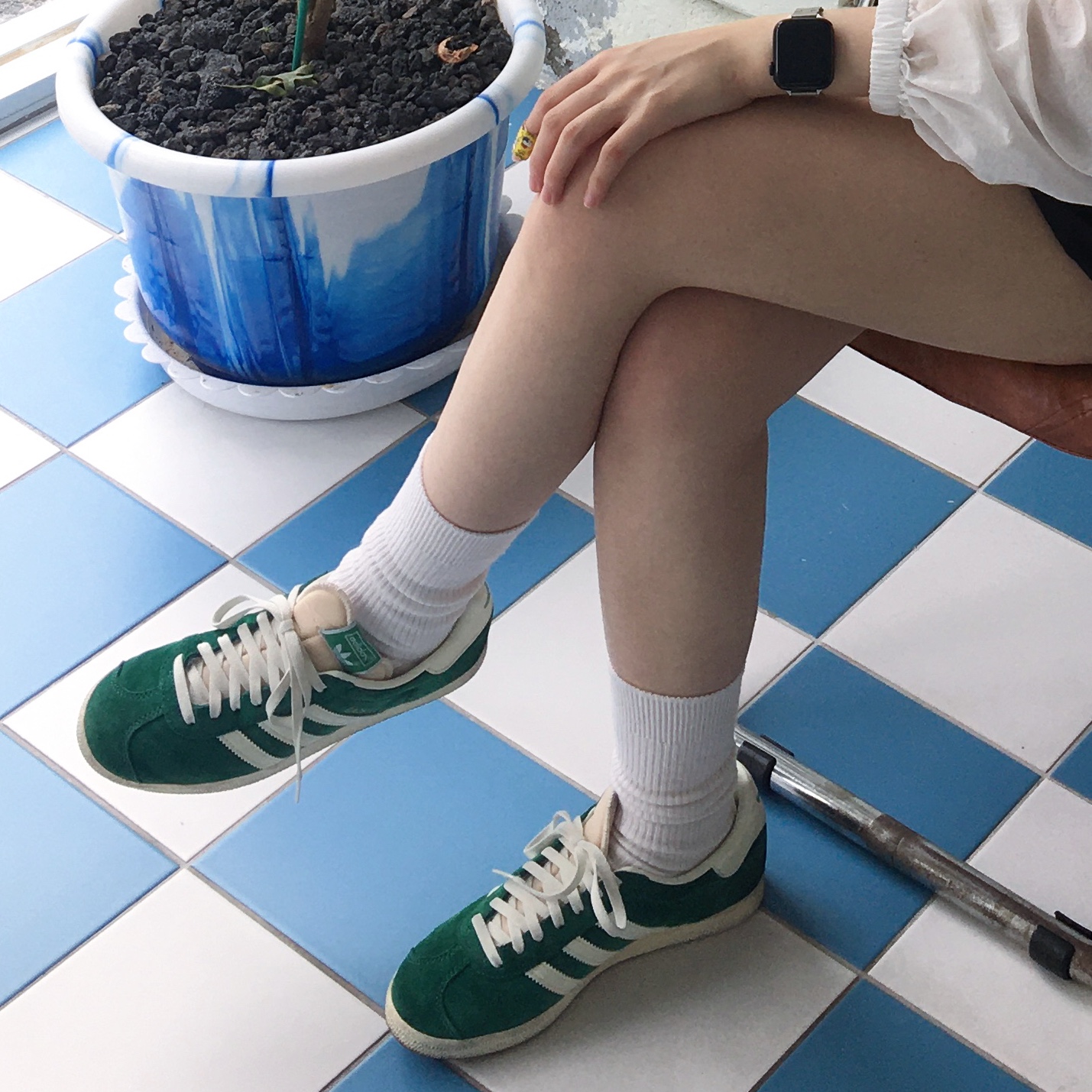 Adidas Gazelle Dark Green Cream White 착용 스타일 - 3