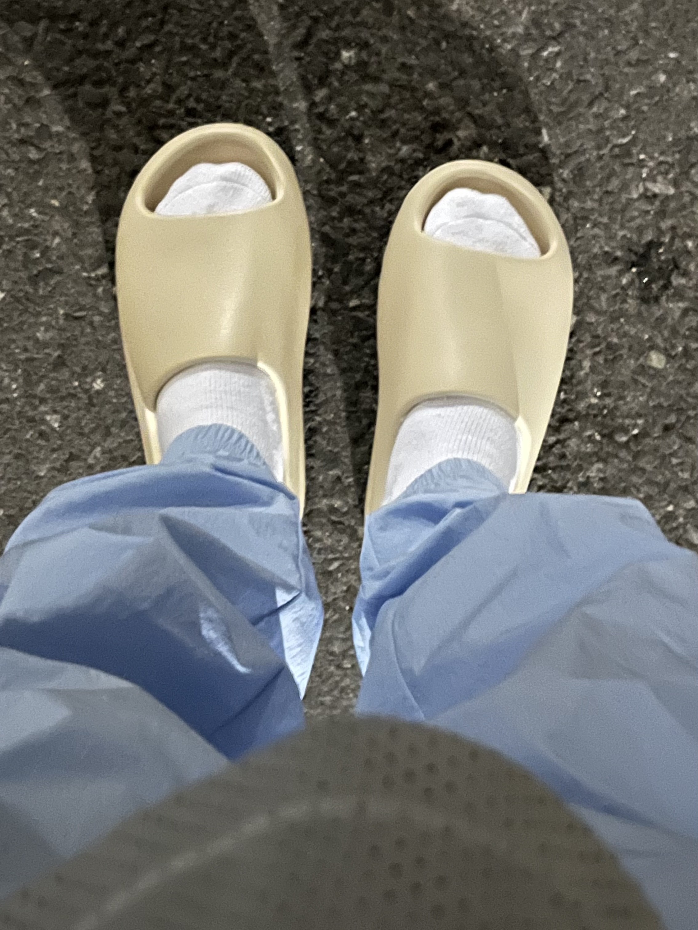 Adidas Yeezy Slide Bone 2022/2023 착용 스타일