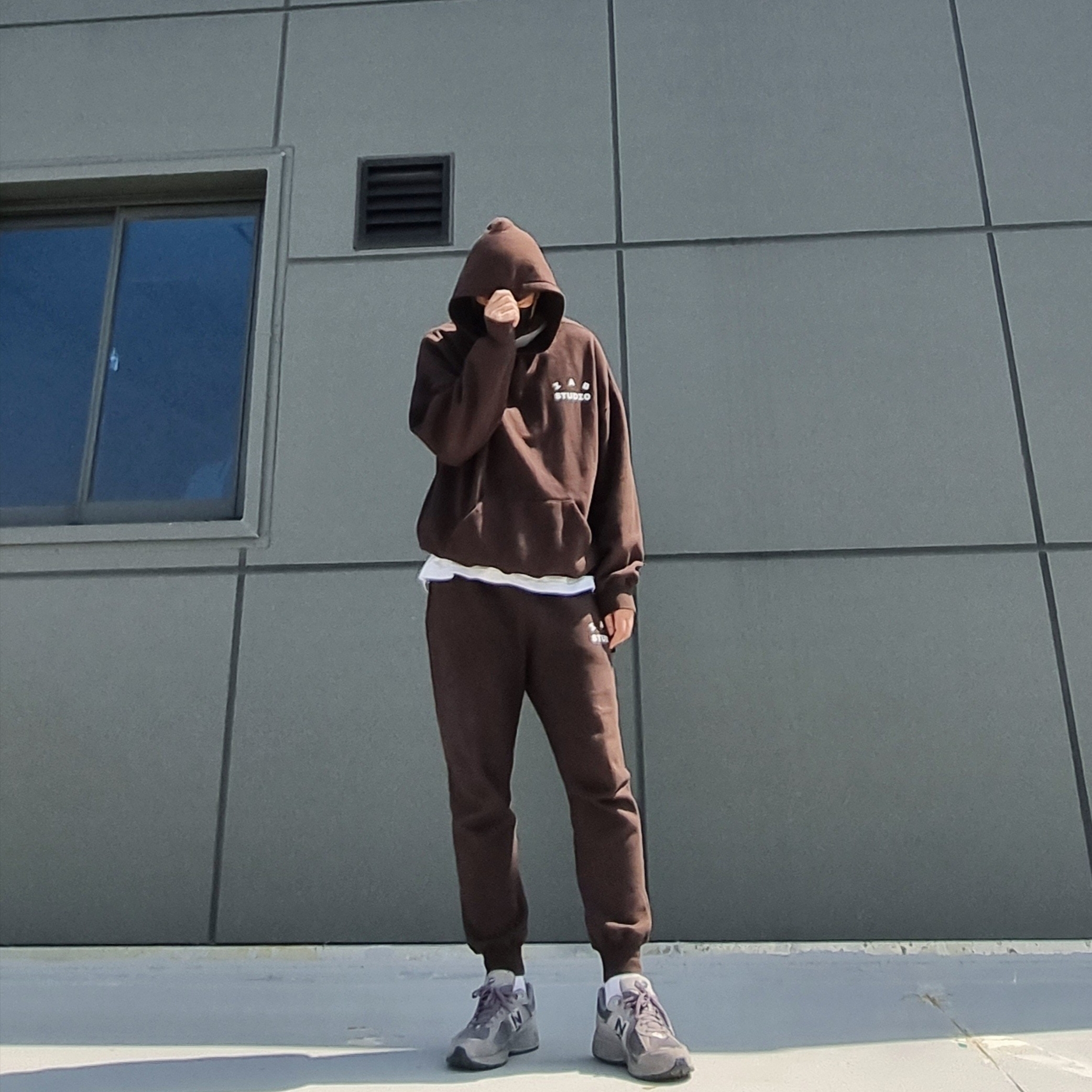 New Balance 2002R Gray, IAB Studio Sweatpants Brown 착용 스타일 - 1