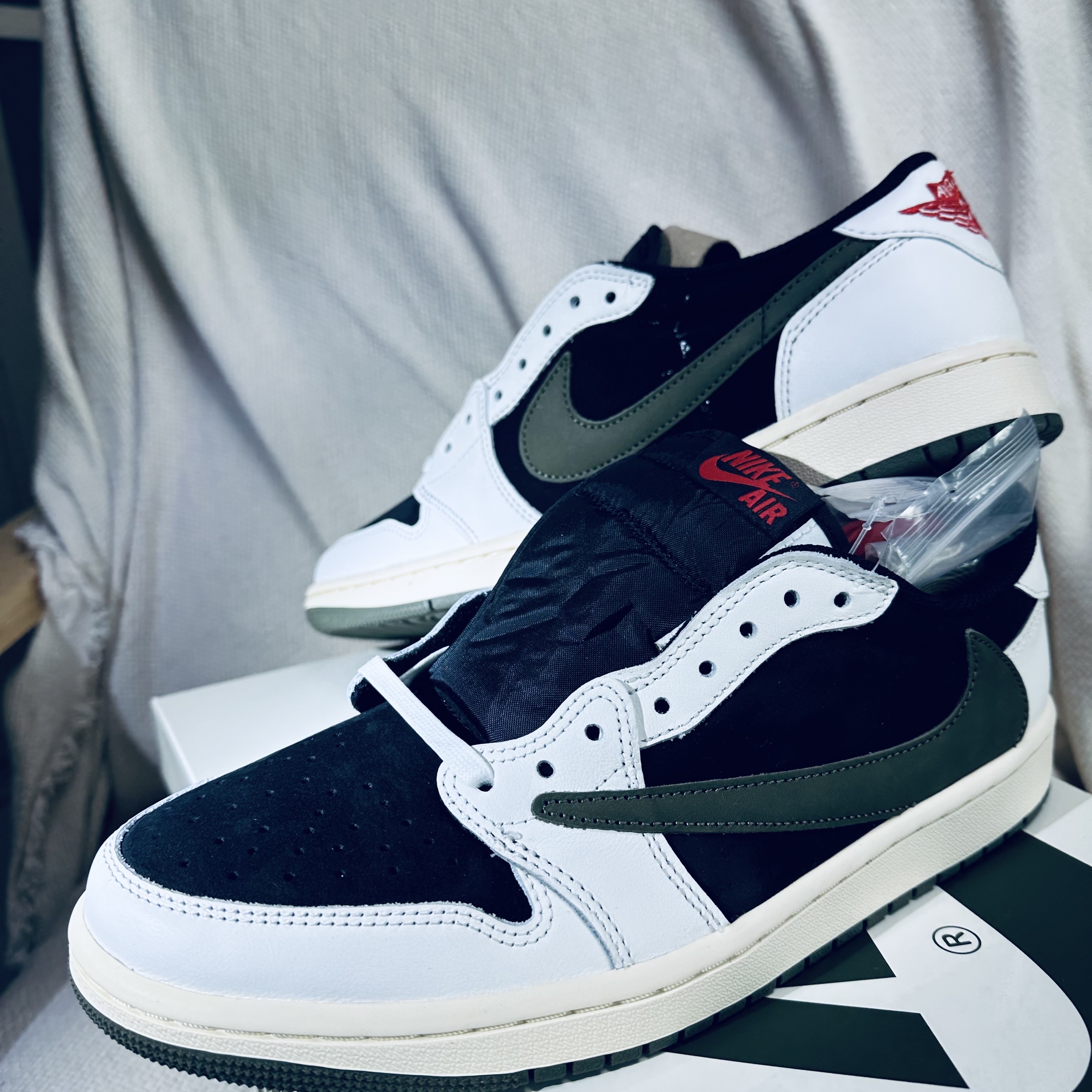 (W) Jordan 1 x Travis Scott Retro Low OG SP Medium Olive 착용 스타일 - 1