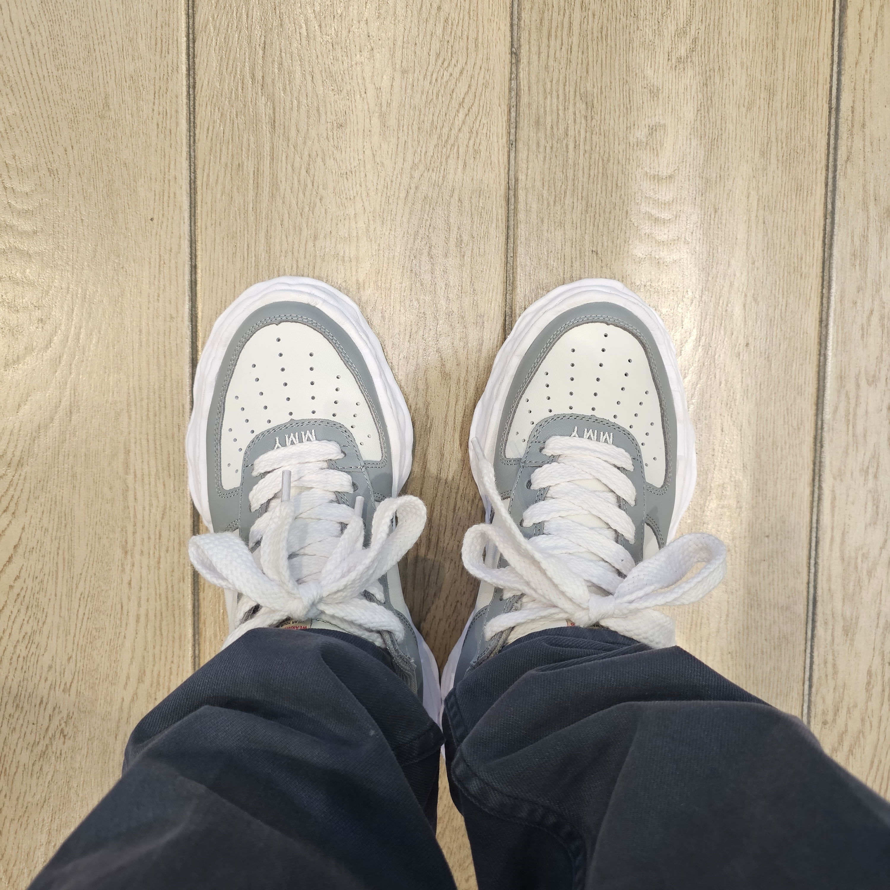 Maison Mihara Yasuhiro Wayne OG Sole Leather Low-top Sneakers Gray White 착용 스타일 - 2