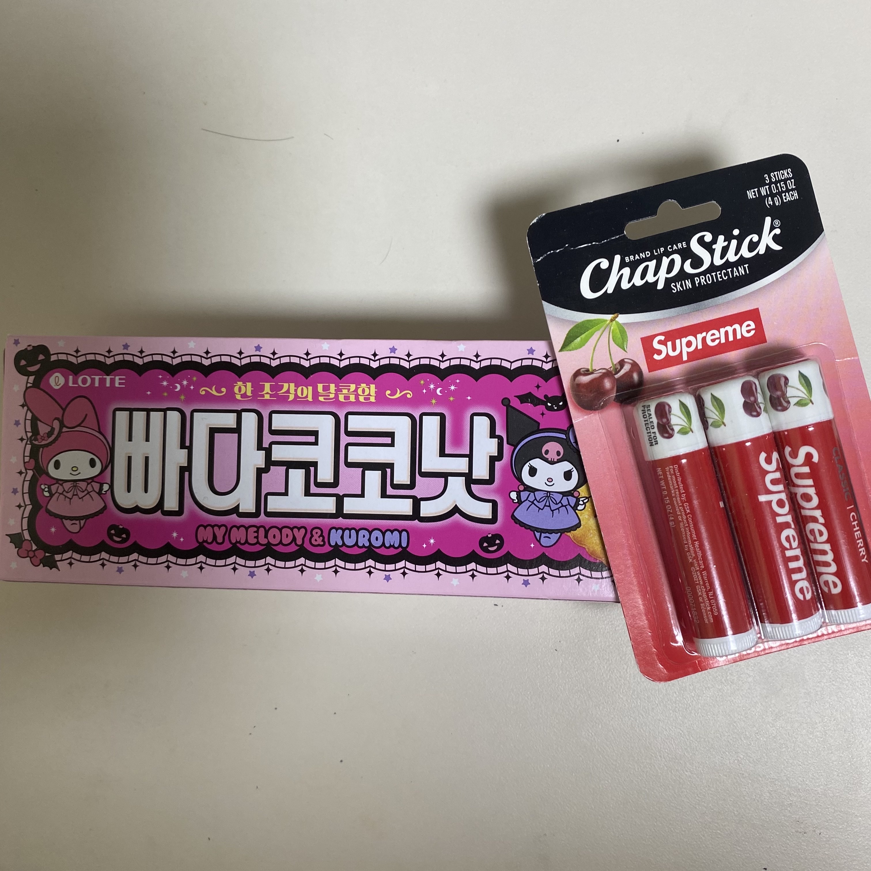 Supreme Chapstick Red (3 Pack) 착용 스타일