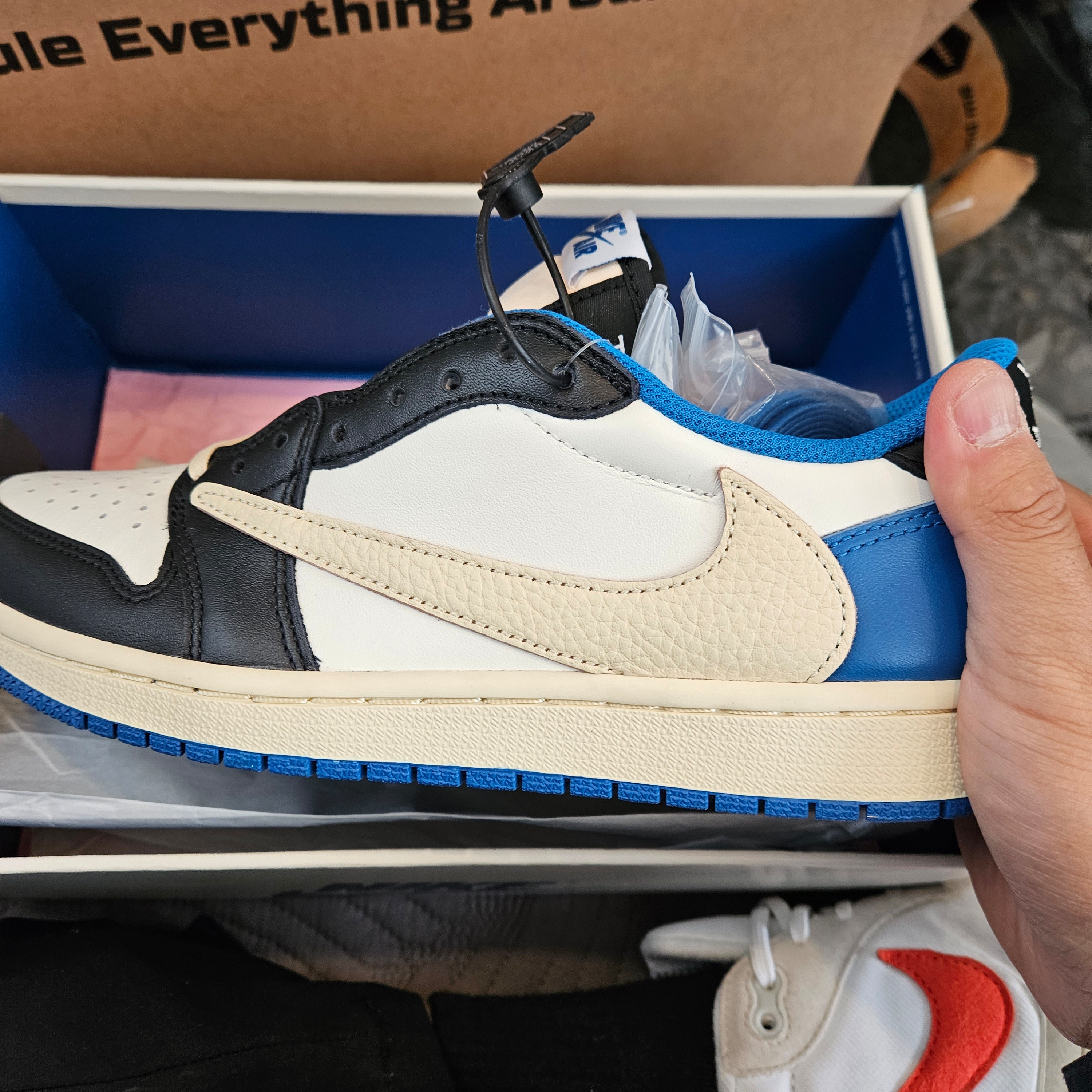 Jordan 1 x Travis Scott x Fragment Retro Low OG SP Military Blue 착용 스타일 - 1