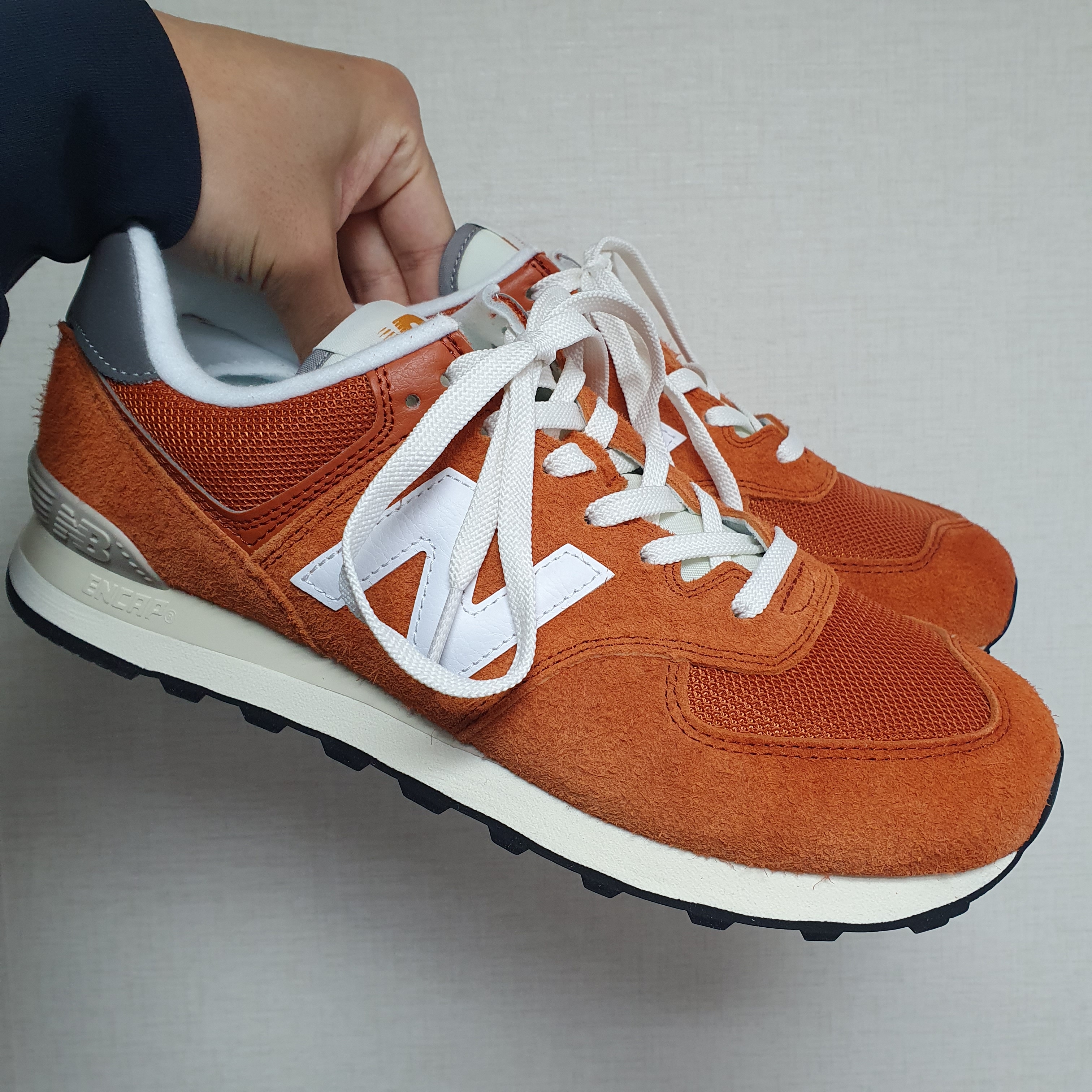 New Balance 574 Heritage Orange Burst White 착용 스타일