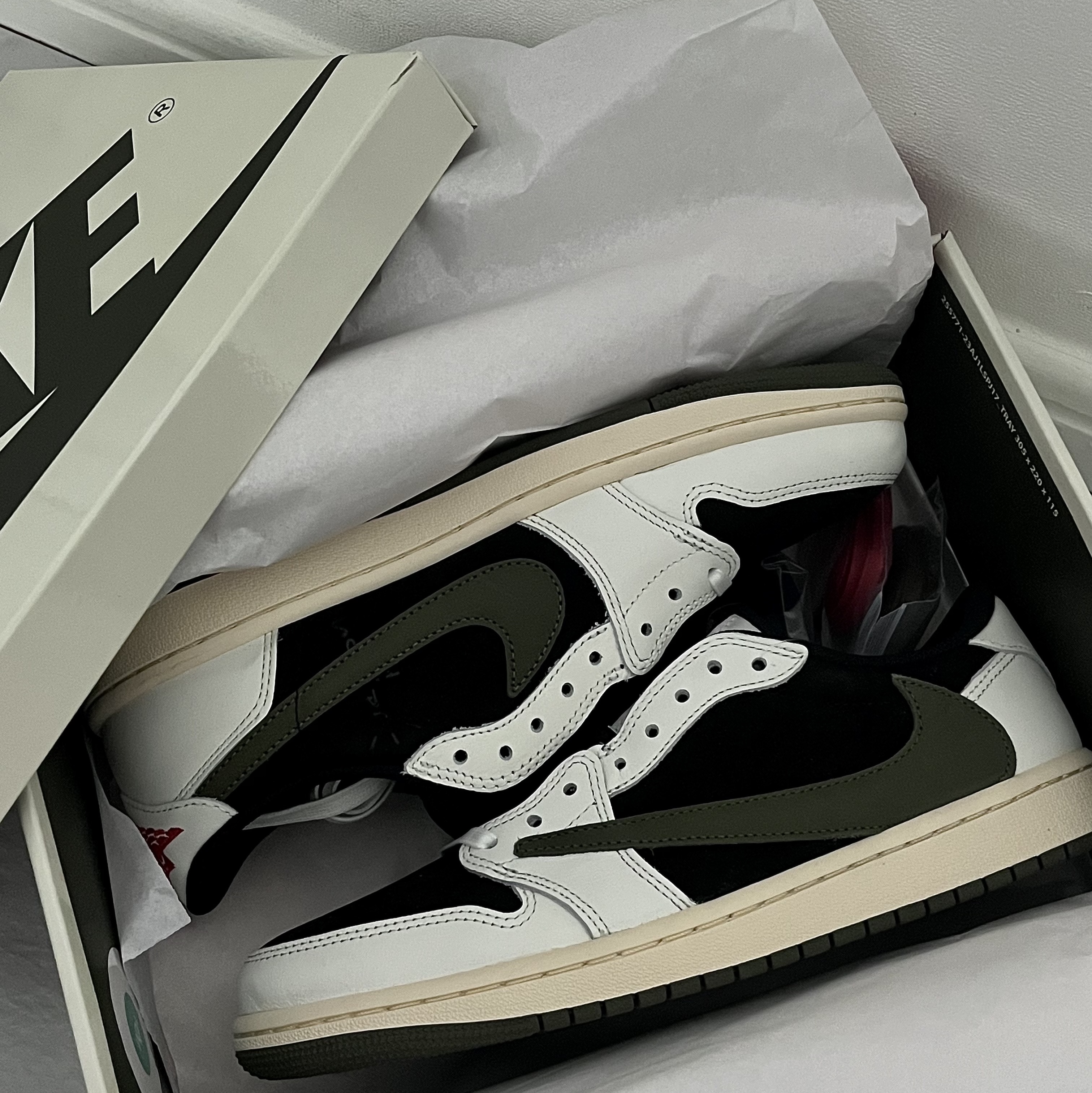 (W) Jordan 1 x Travis Scott Retro Low OG SP Medium Olive 착용 스타일 - 1