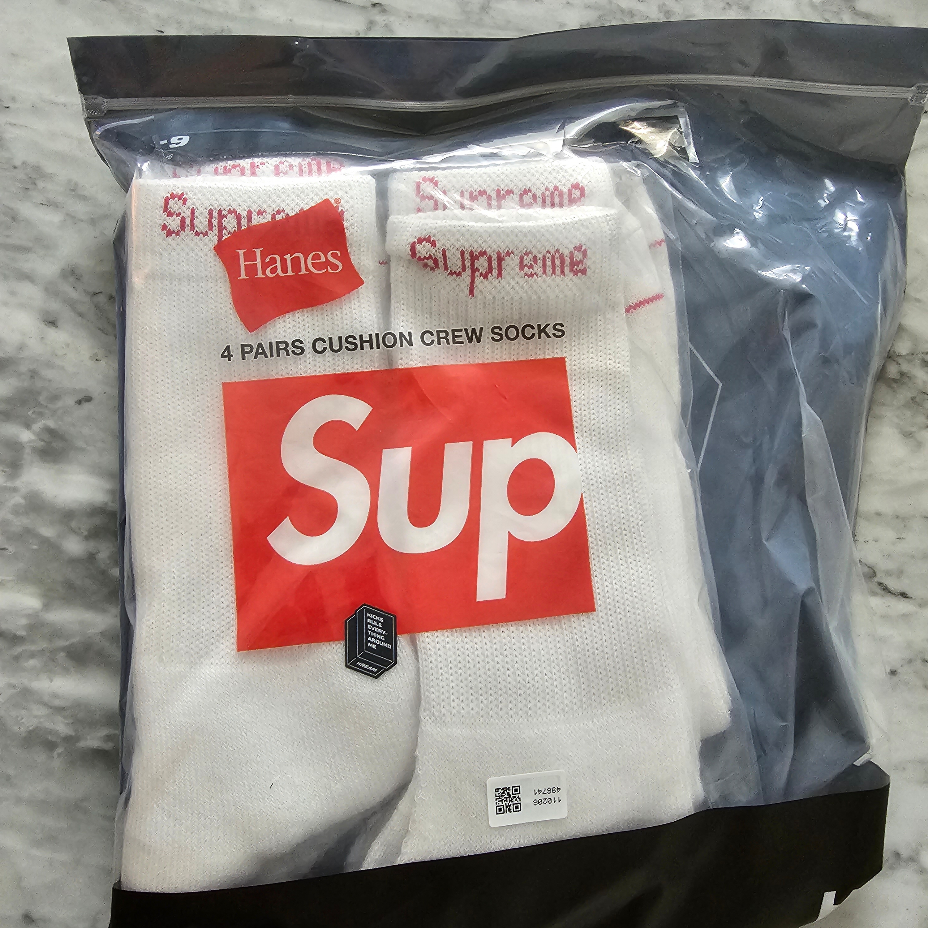 Supreme Hanes Crew Socks White (4 Pack) 착용 스타일