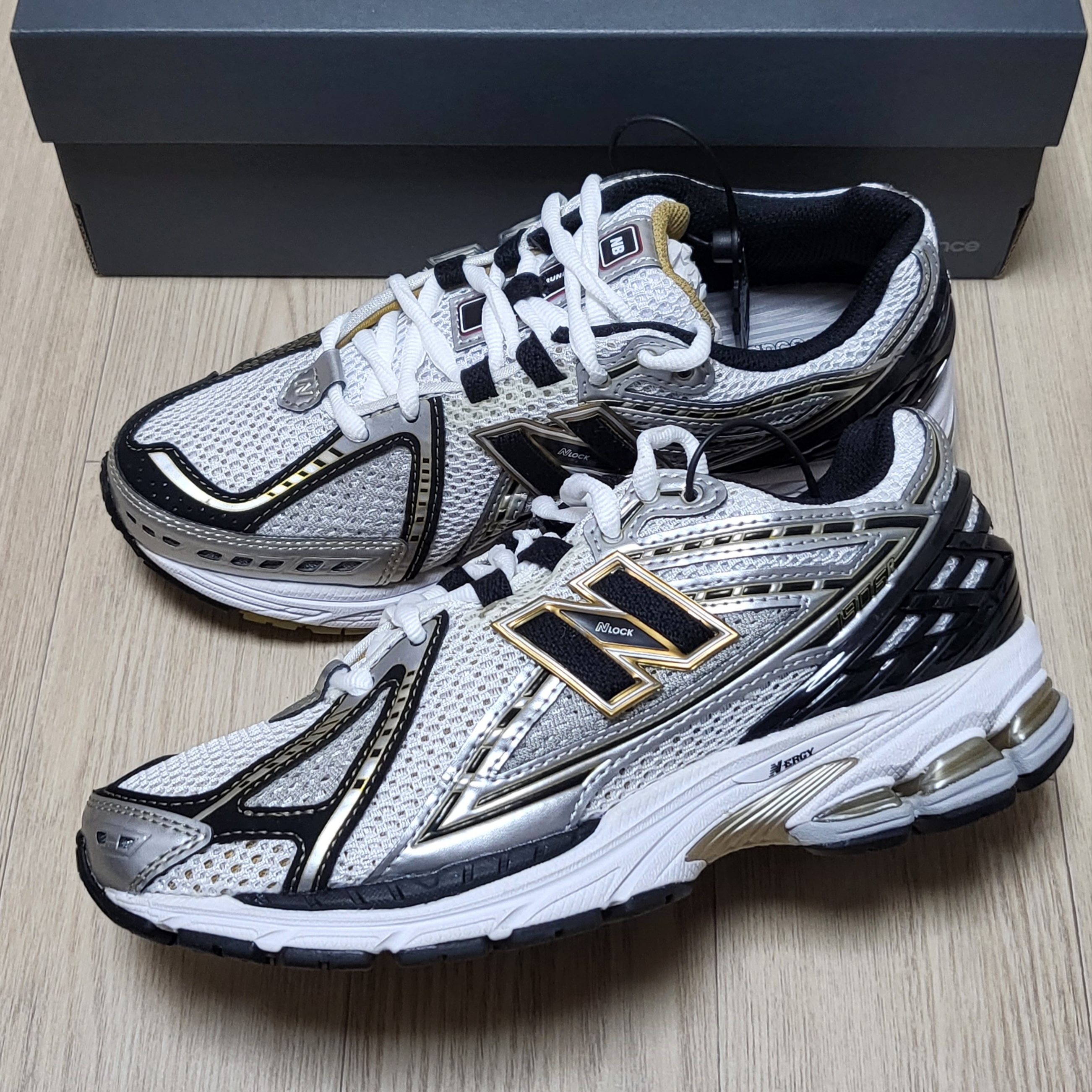 New Balance 1906R White Gold 착용 스타일