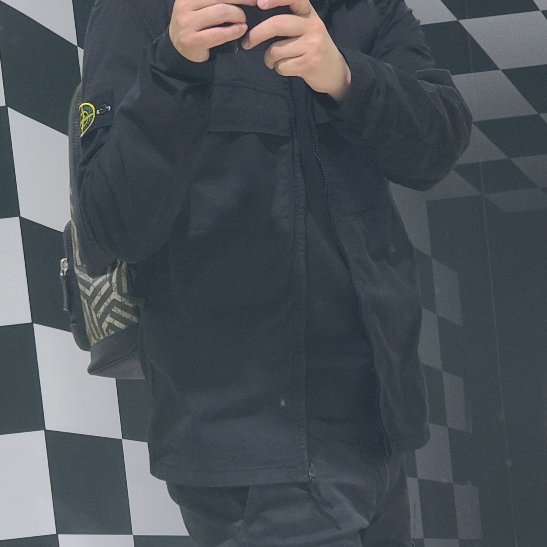 Stone Island 10210 Double Pocket Cotton Overshirt Black - 23SS, Stone Island 63051 Crewneck Sweatshirt Black - 22SS 착용 스타일 - 1