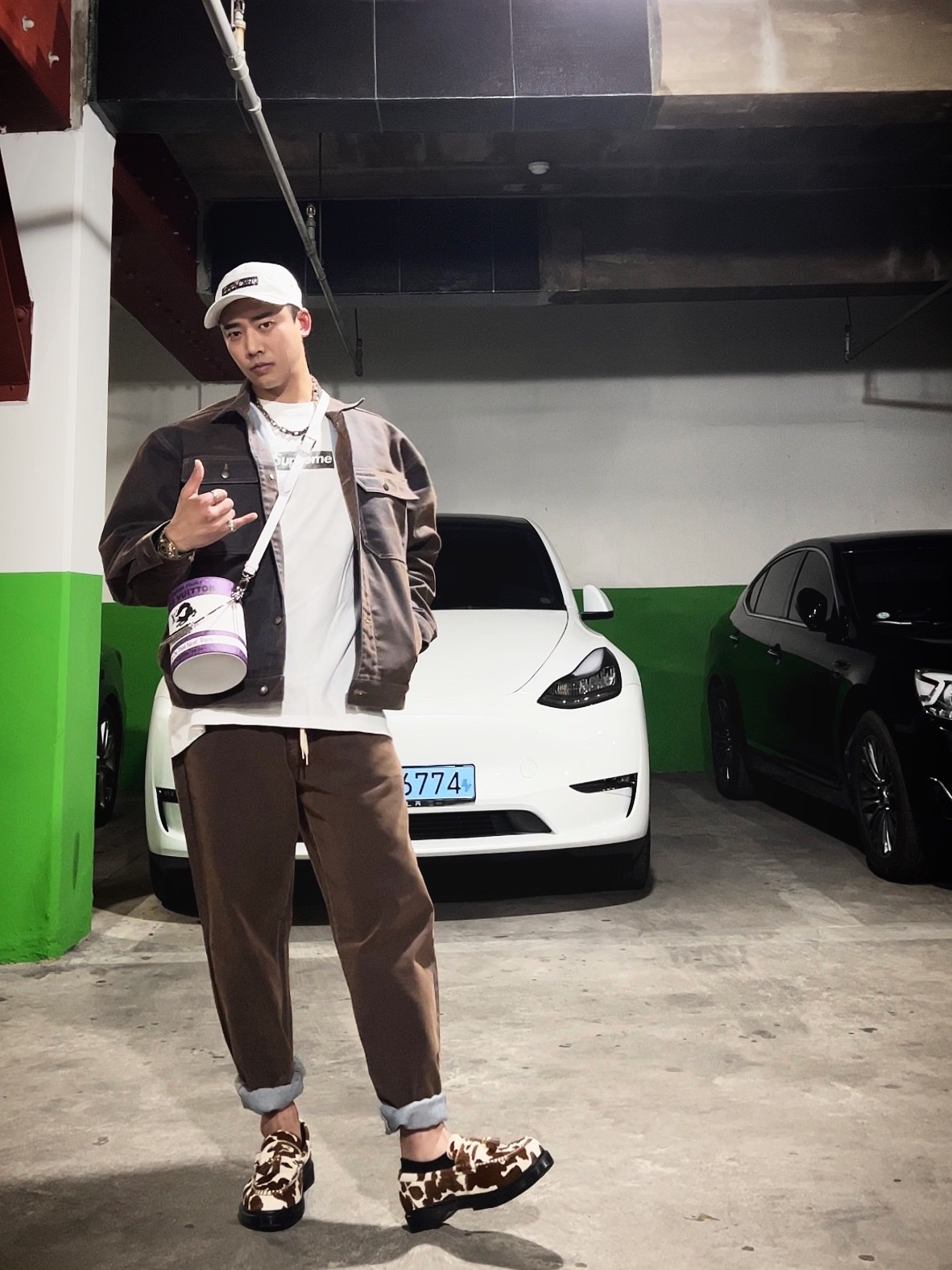Supreme Mirror Camp Cap White - 21FW, Supreme Chicago Box Logo T-Shirt White - 22FW 착용 스타일 - 3