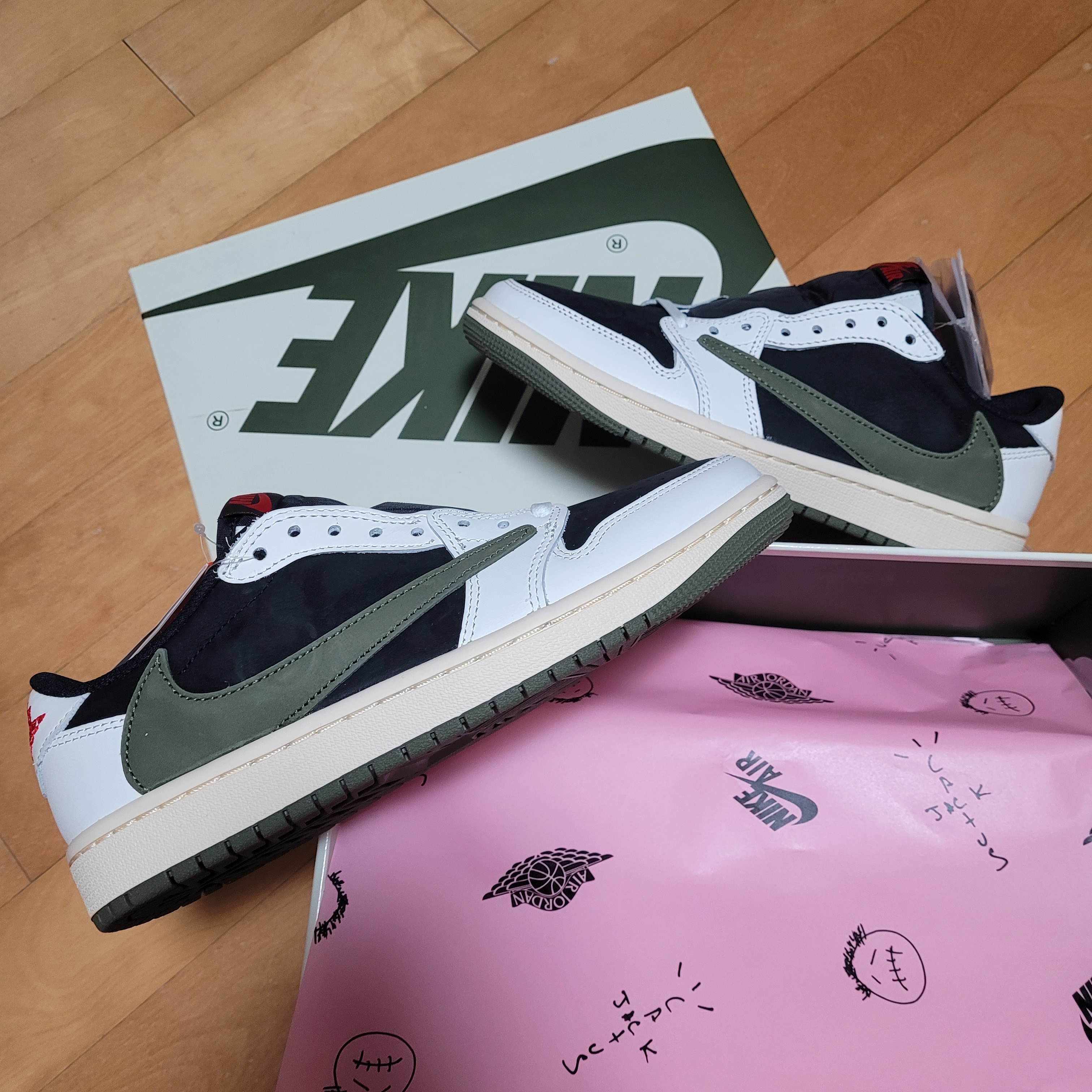 (W) Jordan 1 x Travis Scott Retro Low OG SP Medium Olive 착용 스타일 - 1