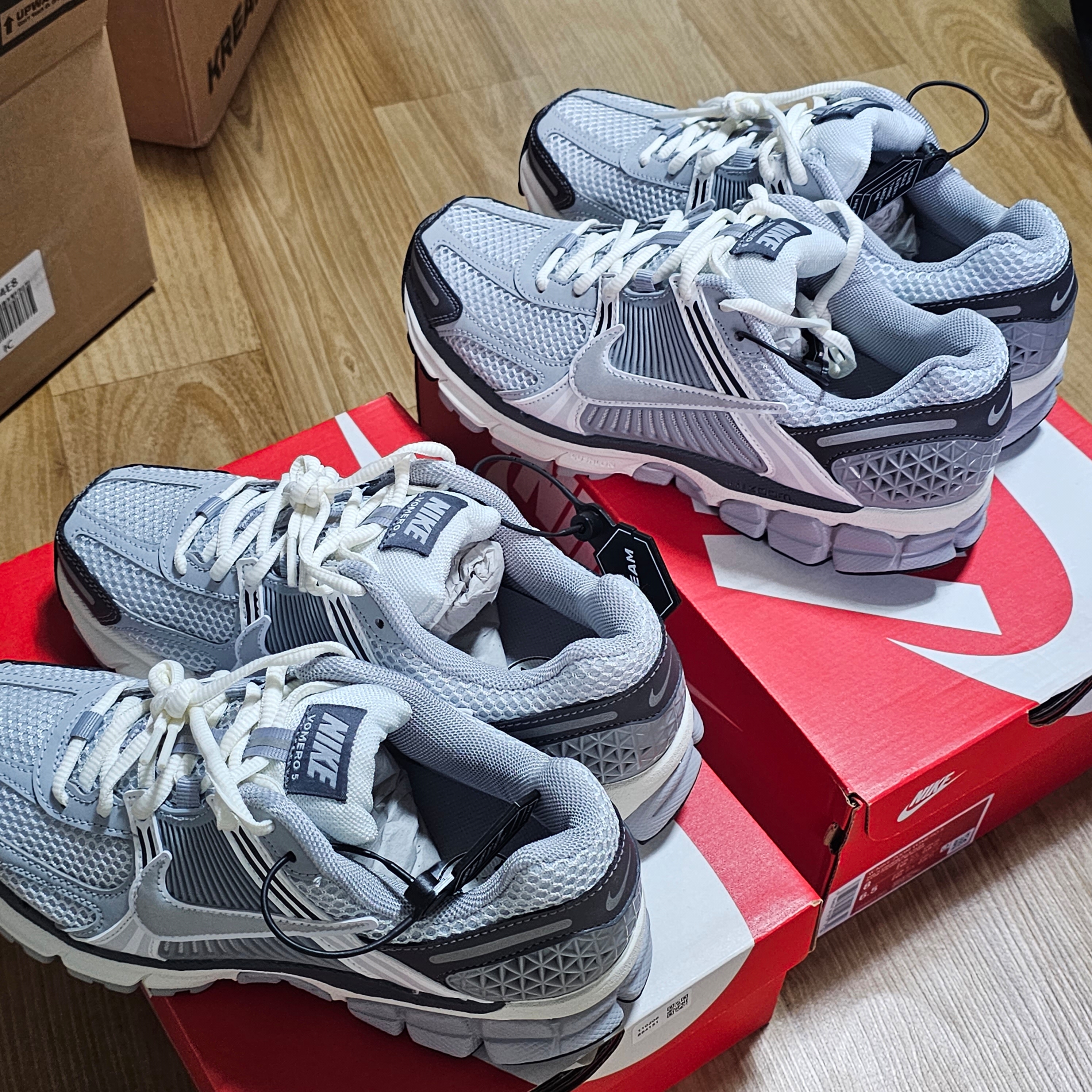 (W) Nike Zoom Vomero 5 Pure Platinum Metallic Silver 착용 스타일