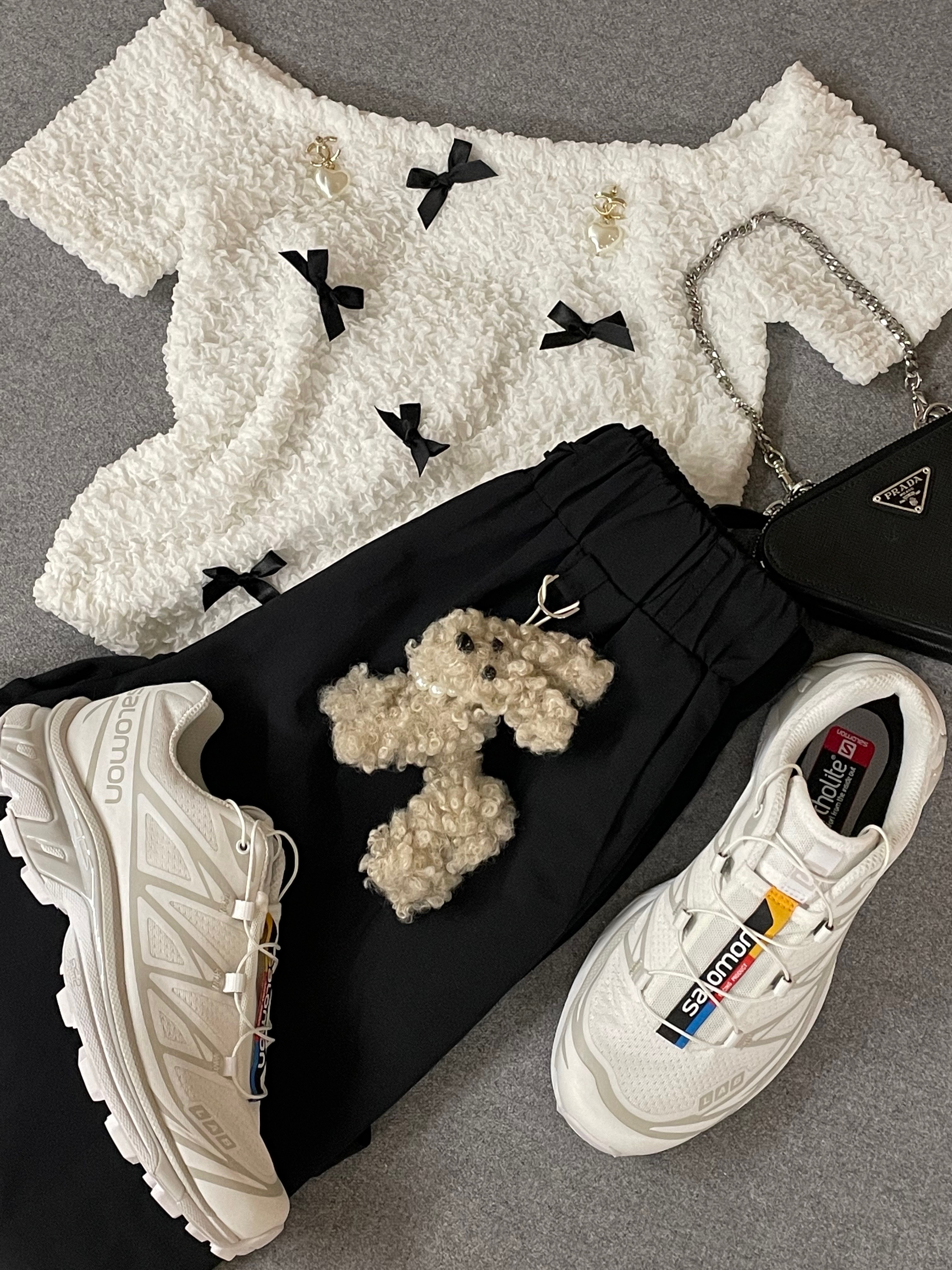 Salomon XT-6 ADV White, Prada Saffiano Triangle Mini Pouch Black 착용 스타일