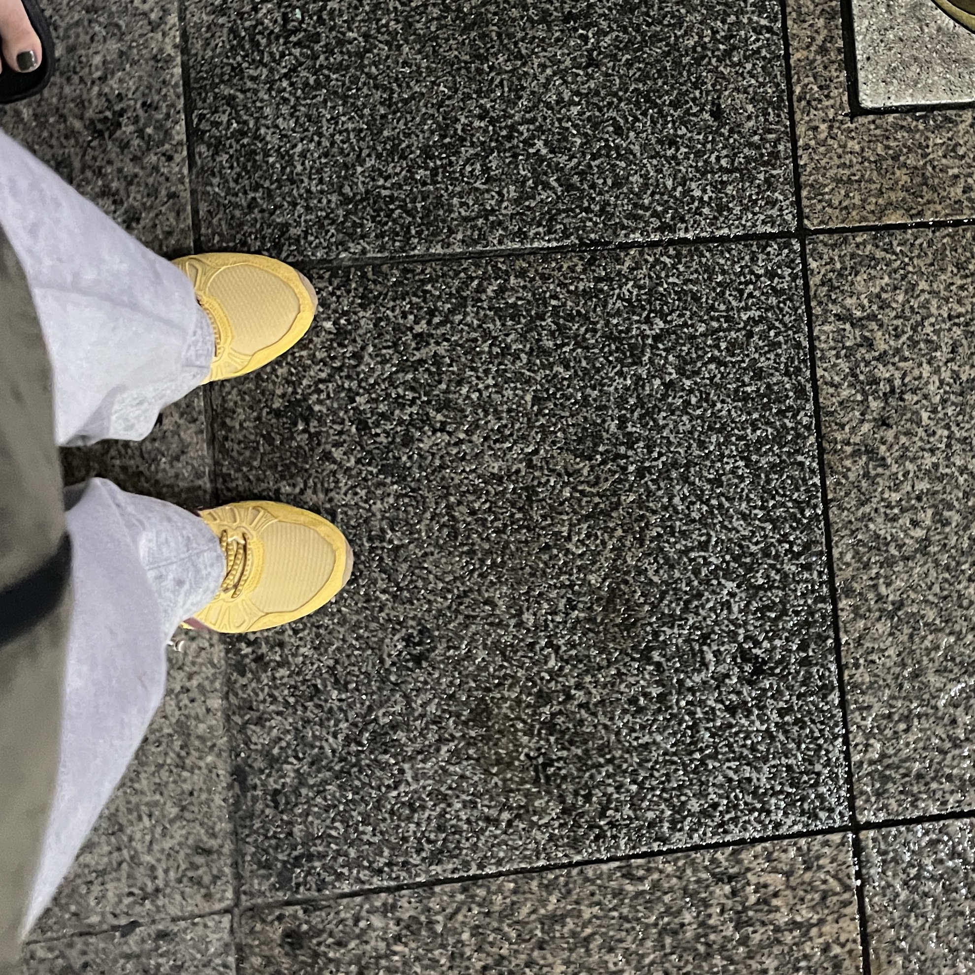 Asics HN1-S Gel-Venture 7 Yellow Ox Brown 착용 스타일