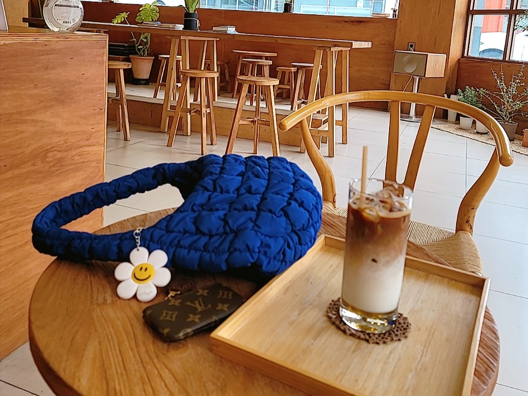 COS Quilted Mini Bag Blue, Louis Vuitton Key Pouch Monogram 착용 스타일