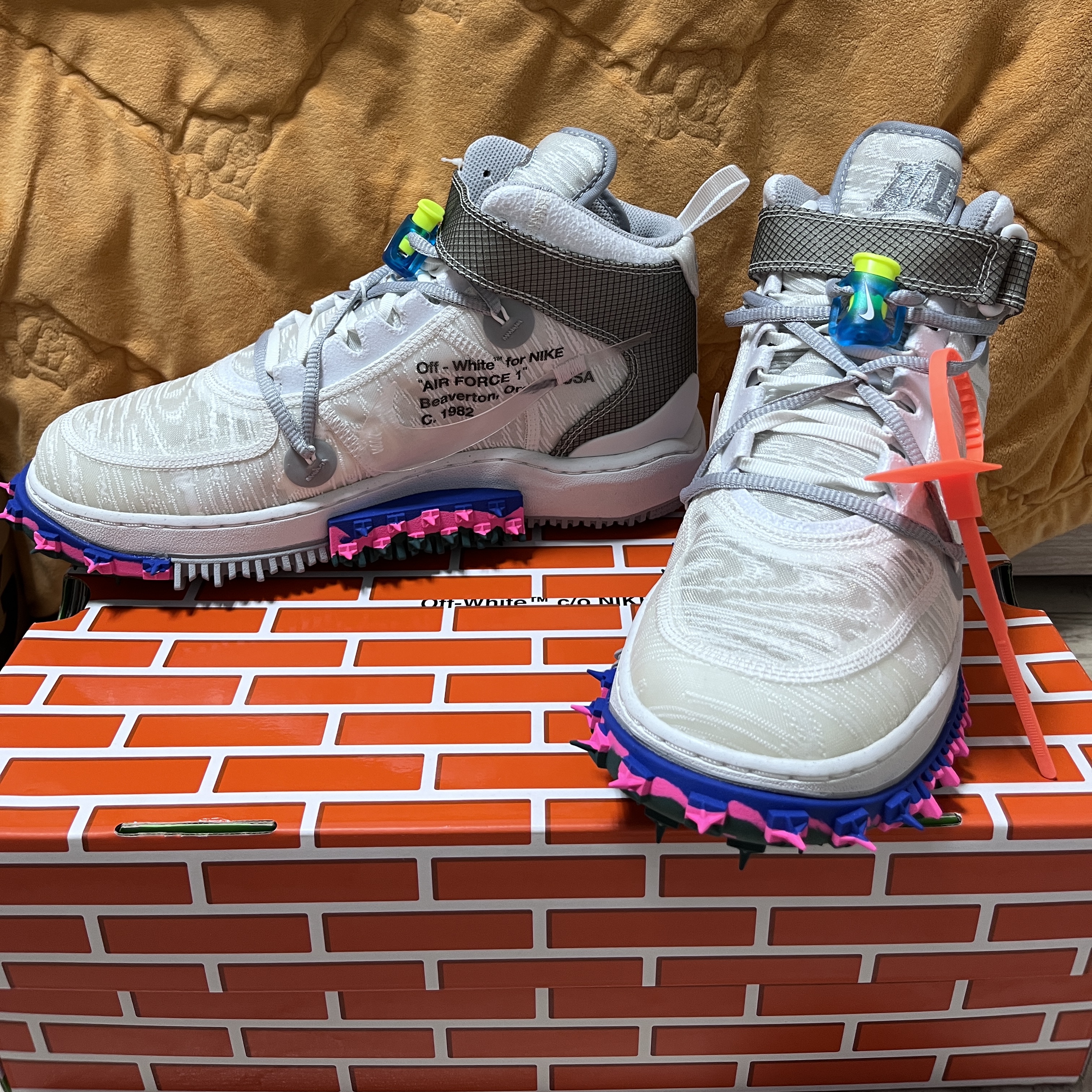 Nike x Off-White Air Force 1 Mid SP White, Nike ACG Mountain Fly 2 Low Summit White and Bright Mandarin 착용 스타일 - 2