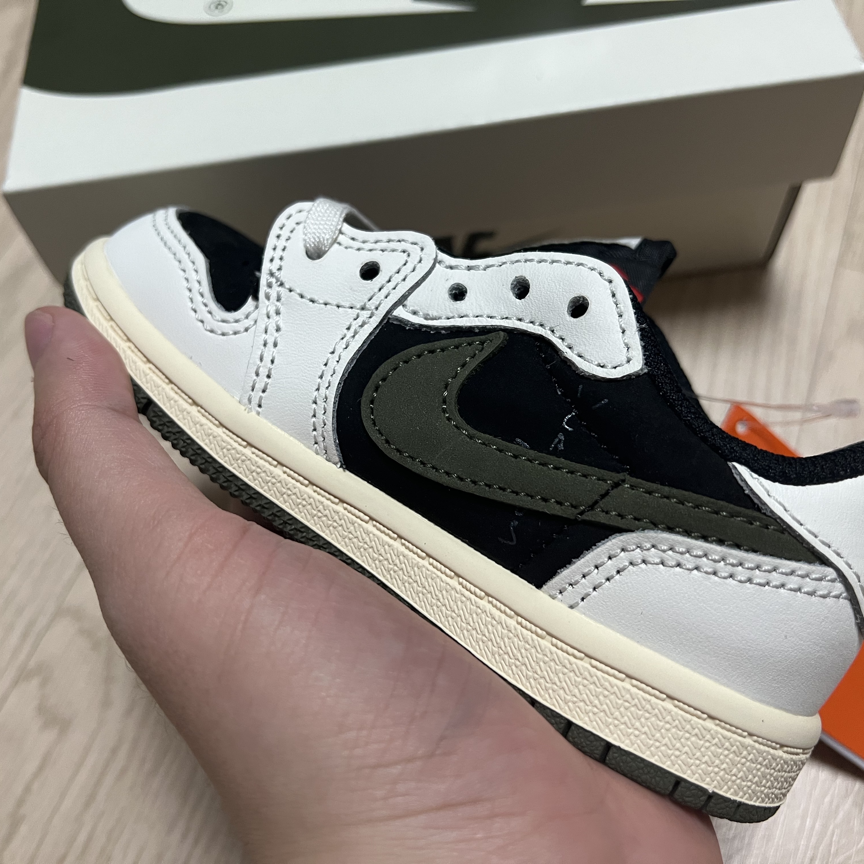 (W) Jordan 1 x Travis Scott Retro Low OG SP Medium Olive, (PS) Jordan 1 x Travis Scott Retro Low OG SP Medium Olive 착용 스타일 - 5