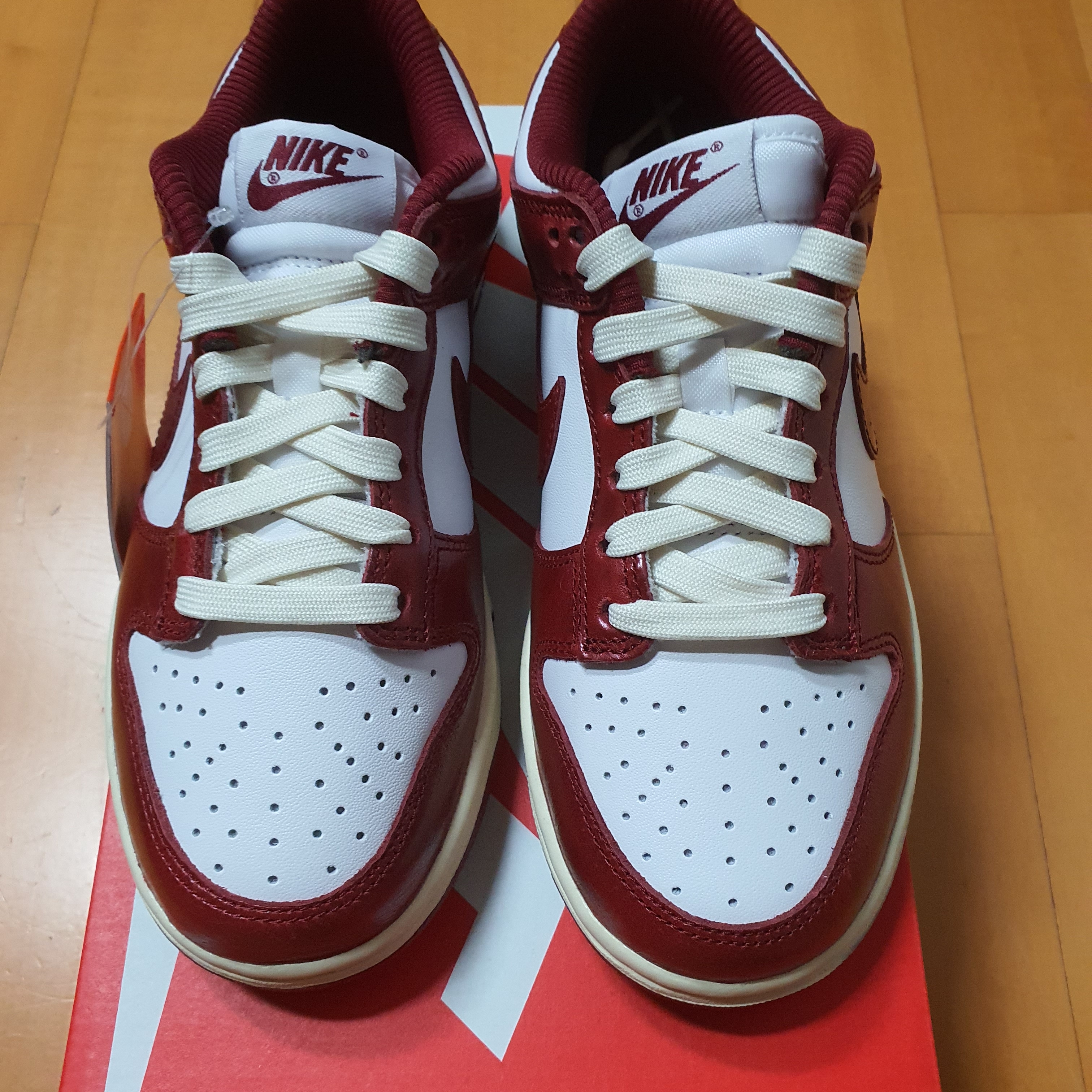 (W) Nike Dunk Low Retro PRM Team Red and White 착용 스타일